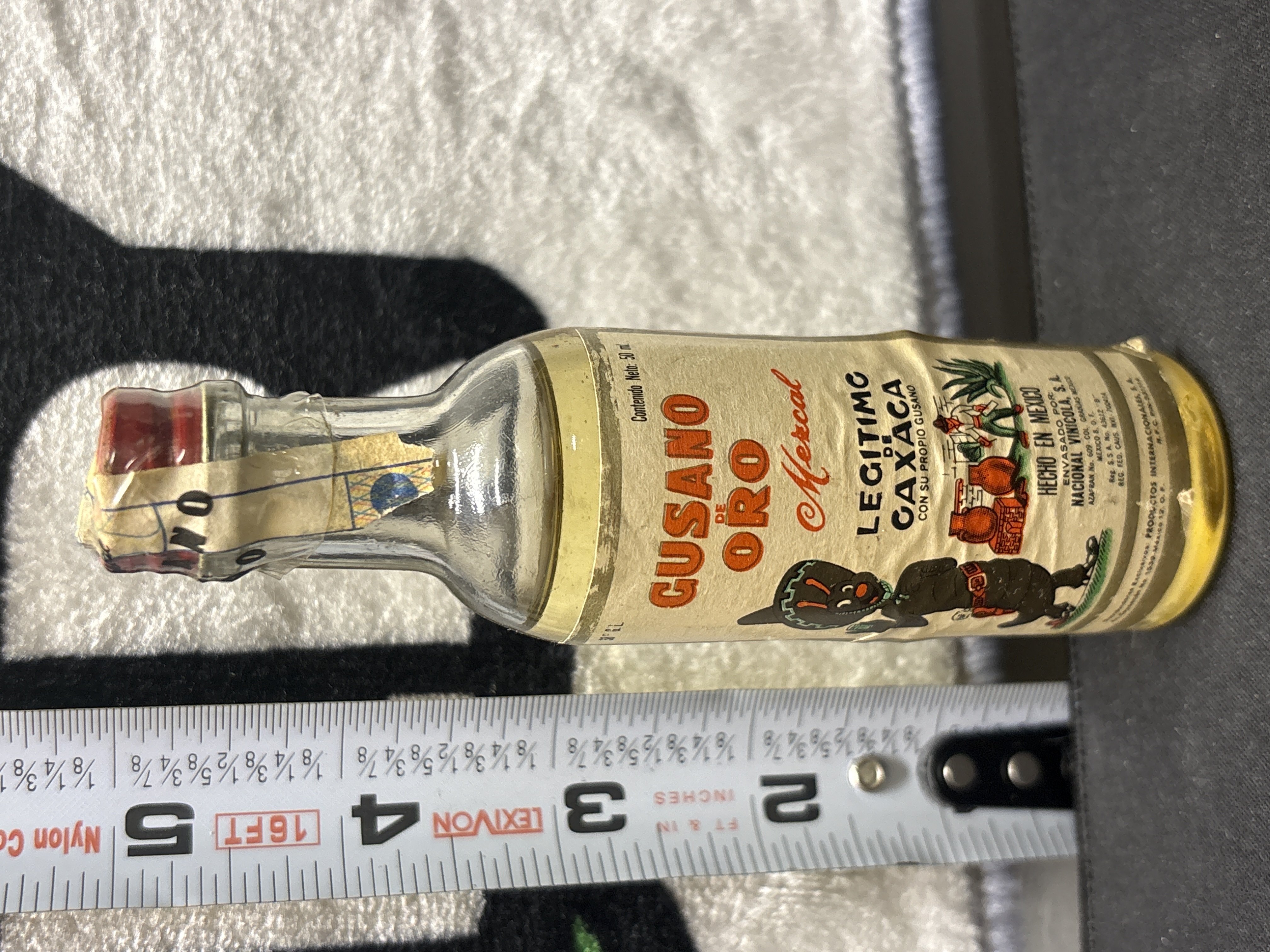LOT 2026-793 — Bouteille de mezcal Gusano de Oro, « Legítimo Caxaca », avec son propre gusano… — photo 2