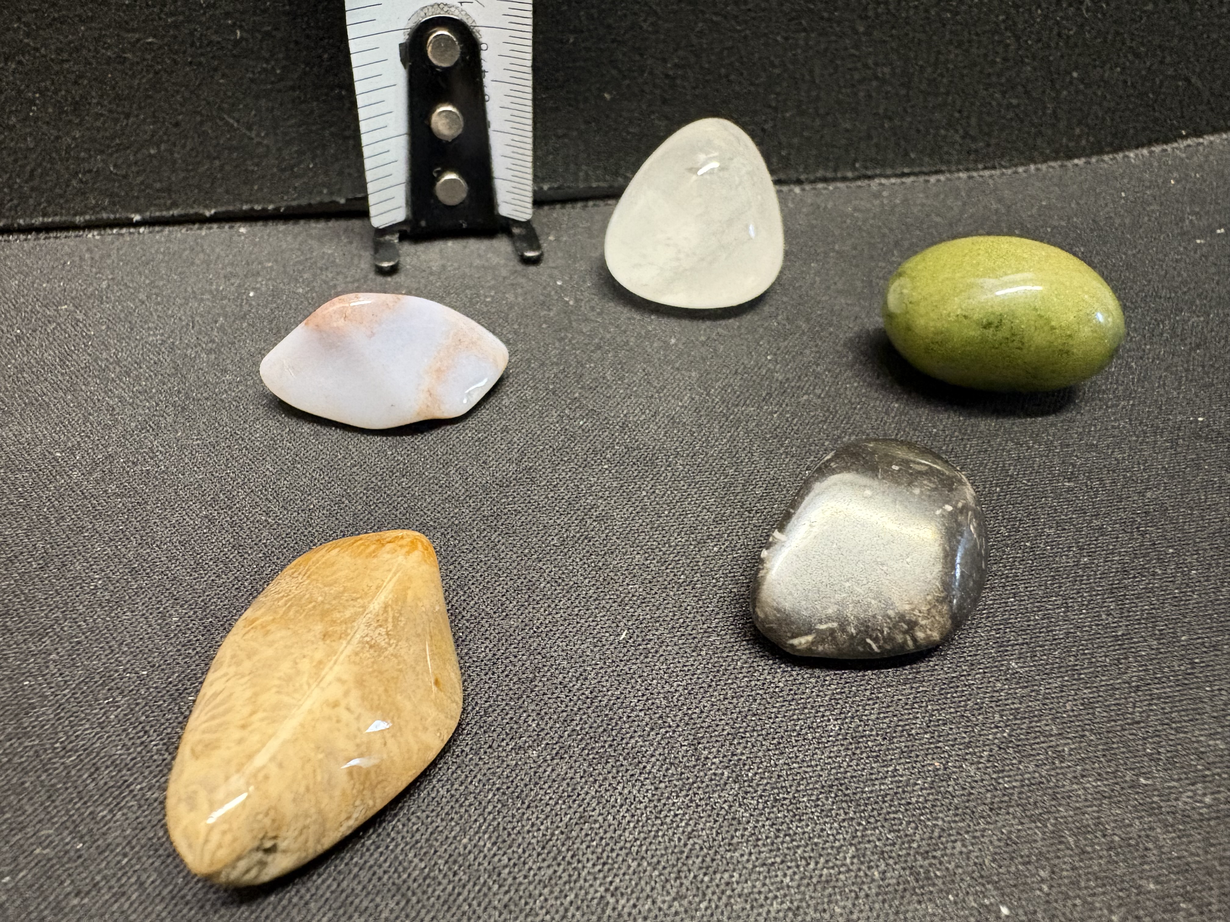 LOT 2026-082 — Lot de 5 pierres polies décoratives – Couleurs variées — photo 1