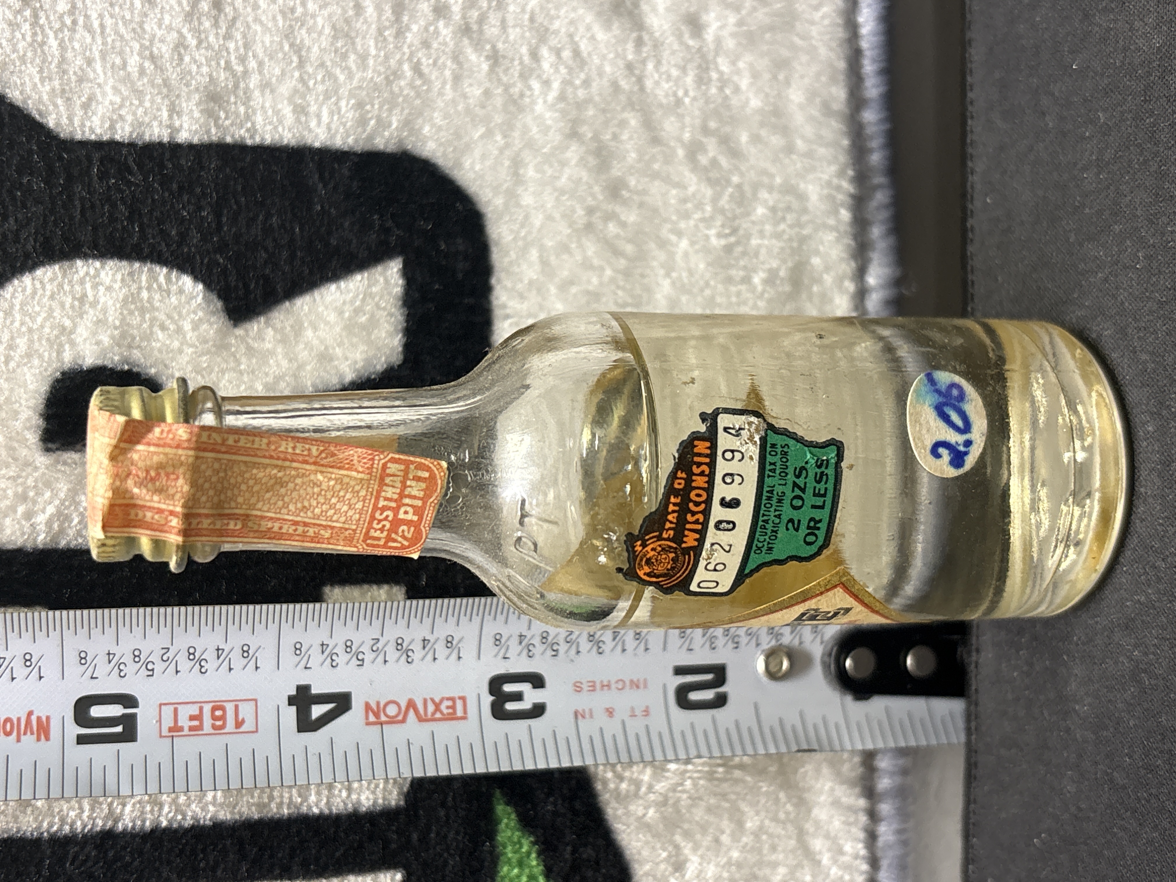 LOT 2026-794 — Petite bouteille en verre de Jacquin’s De Luxe Anisette, format indiqué « 1/10… — photo 2