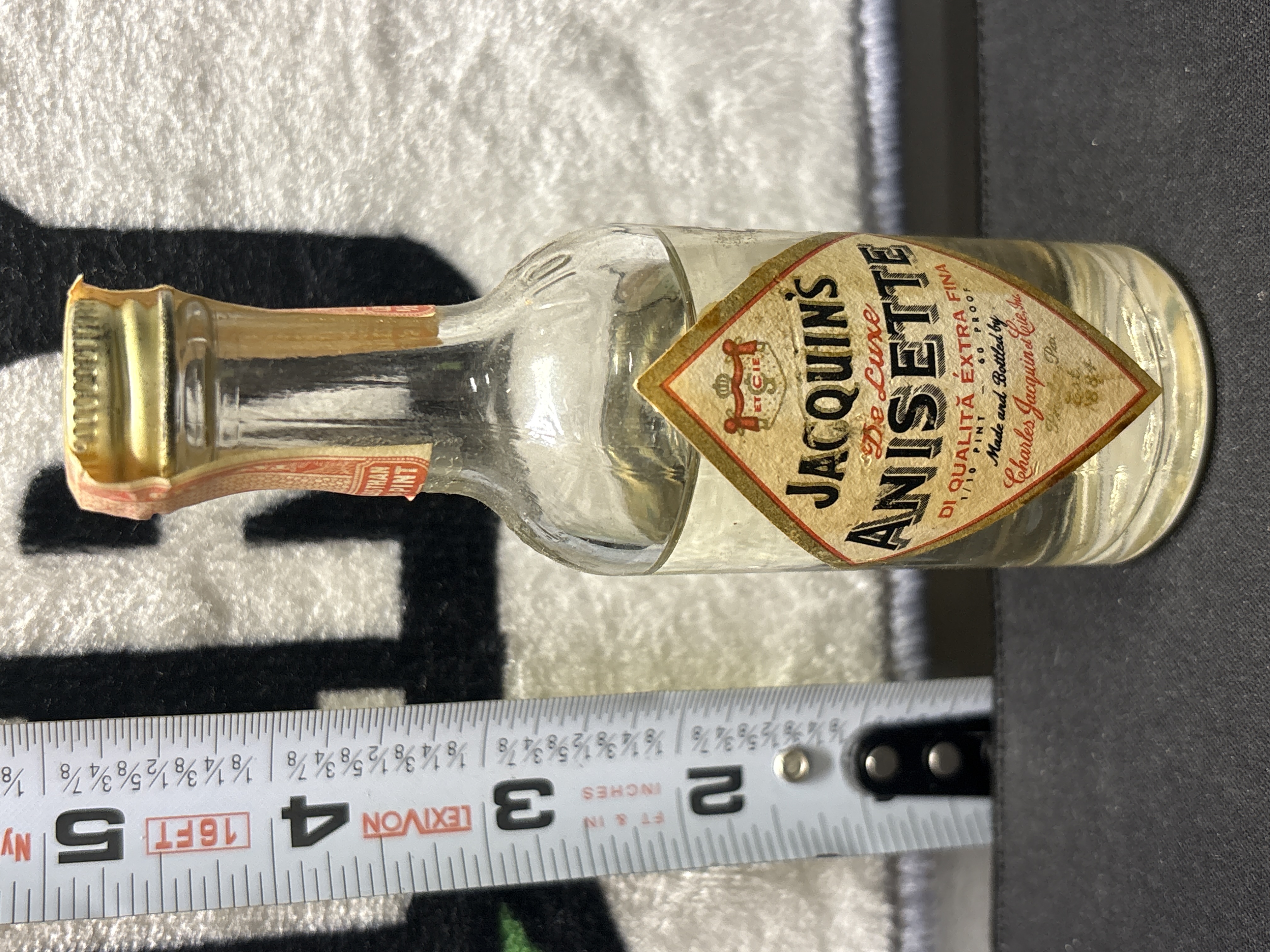 LOT 2026-794 — Petite bouteille en verre de Jacquin’s De Luxe Anisette, format indiqué « 1/10… — photo 1