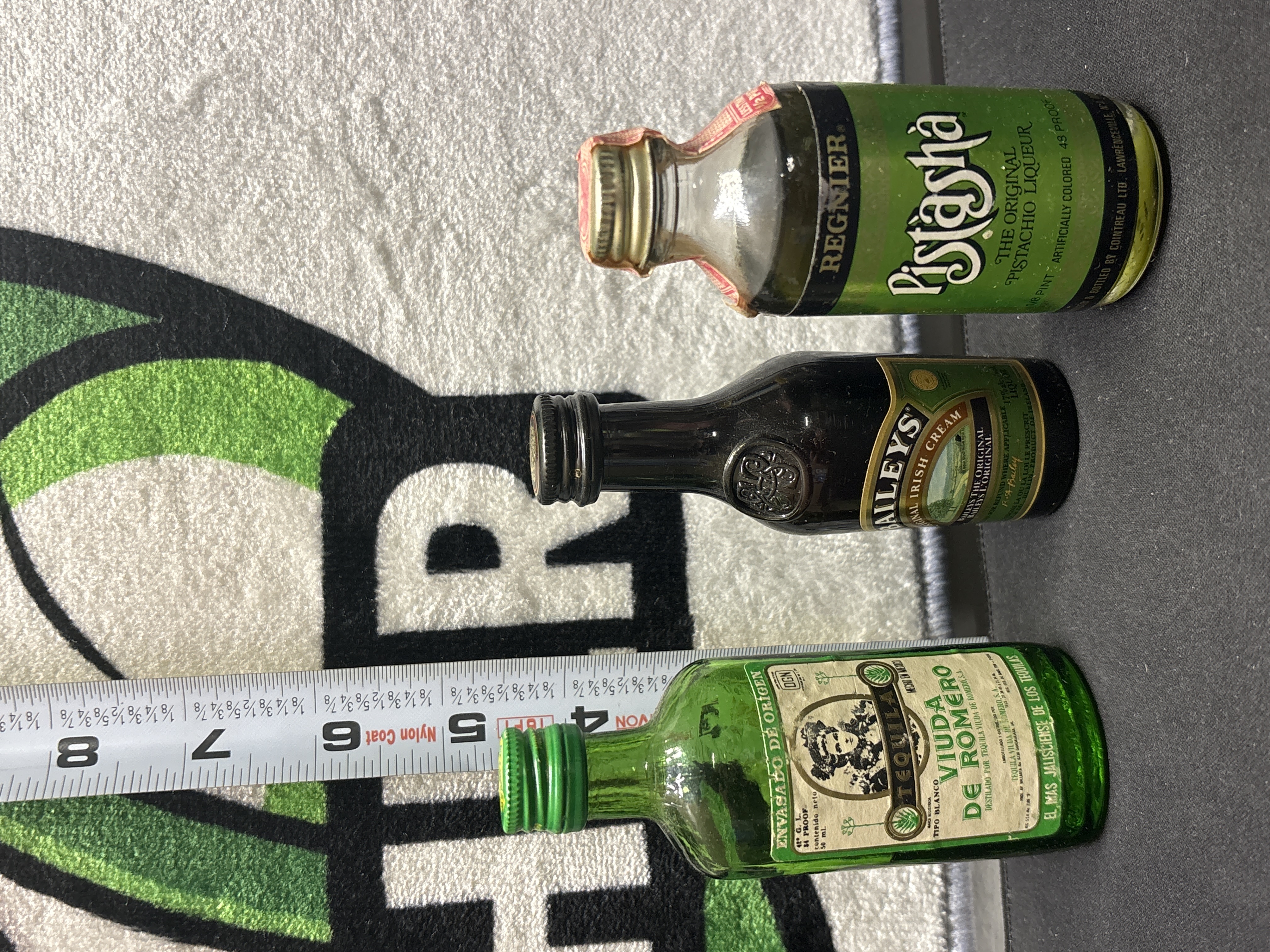 LOT 2026-795 — Lot de trois bouteilles miniatures de spiritueux et de liqueur, comprenant : — photo 1