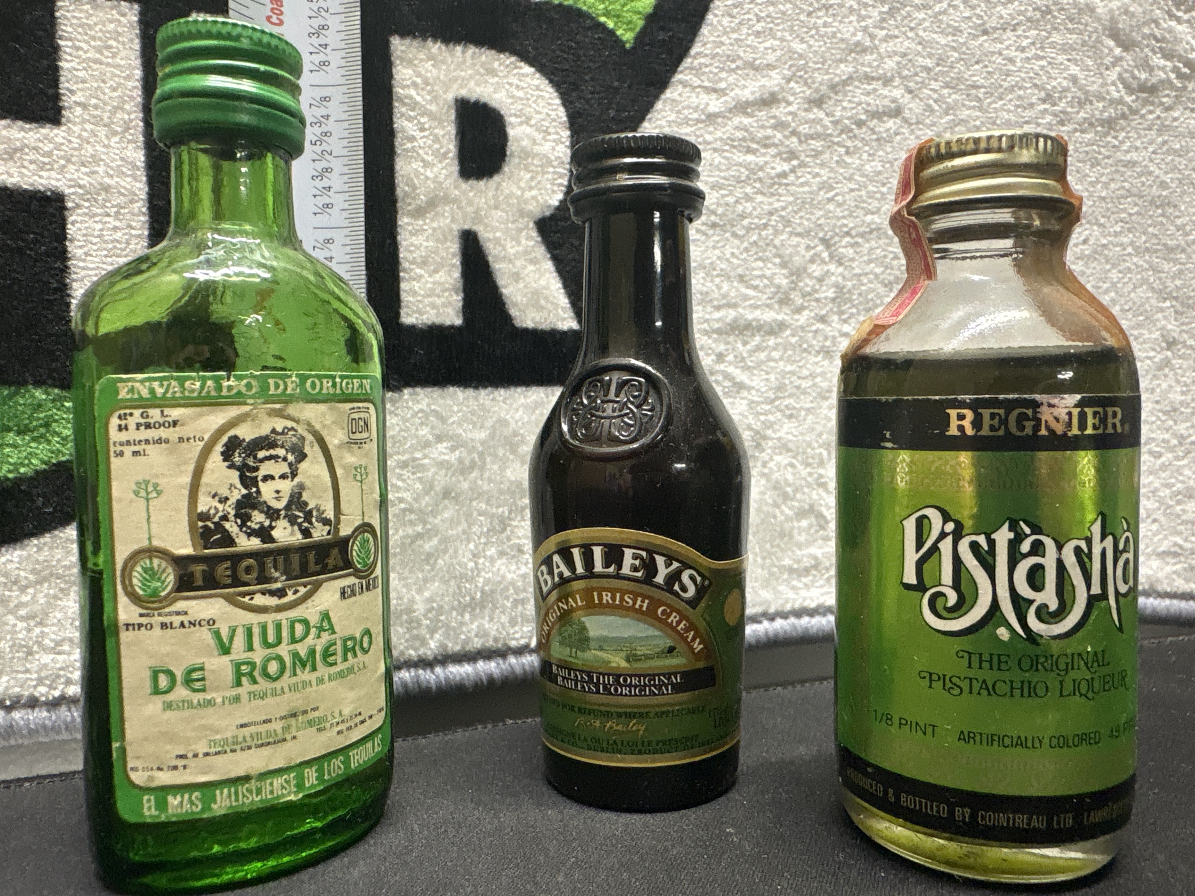 LOT 2026-795 — Lot de trois bouteilles miniatures de spiritueux et de liqueur, comprenant : — photo 2