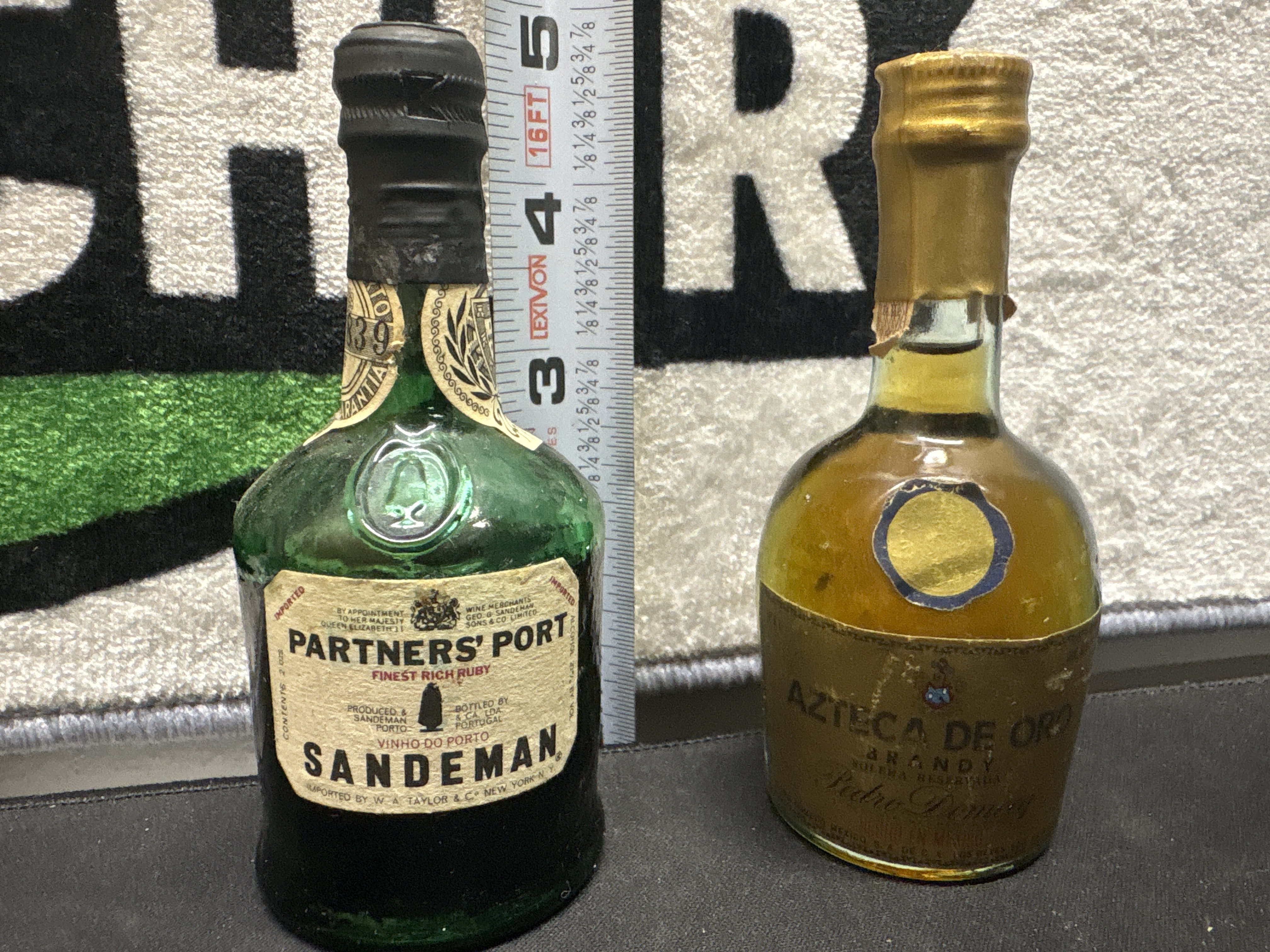 LOT 2026-796 — Lot de deux petites bouteilles en verre de collection, comprenant : — photo 1