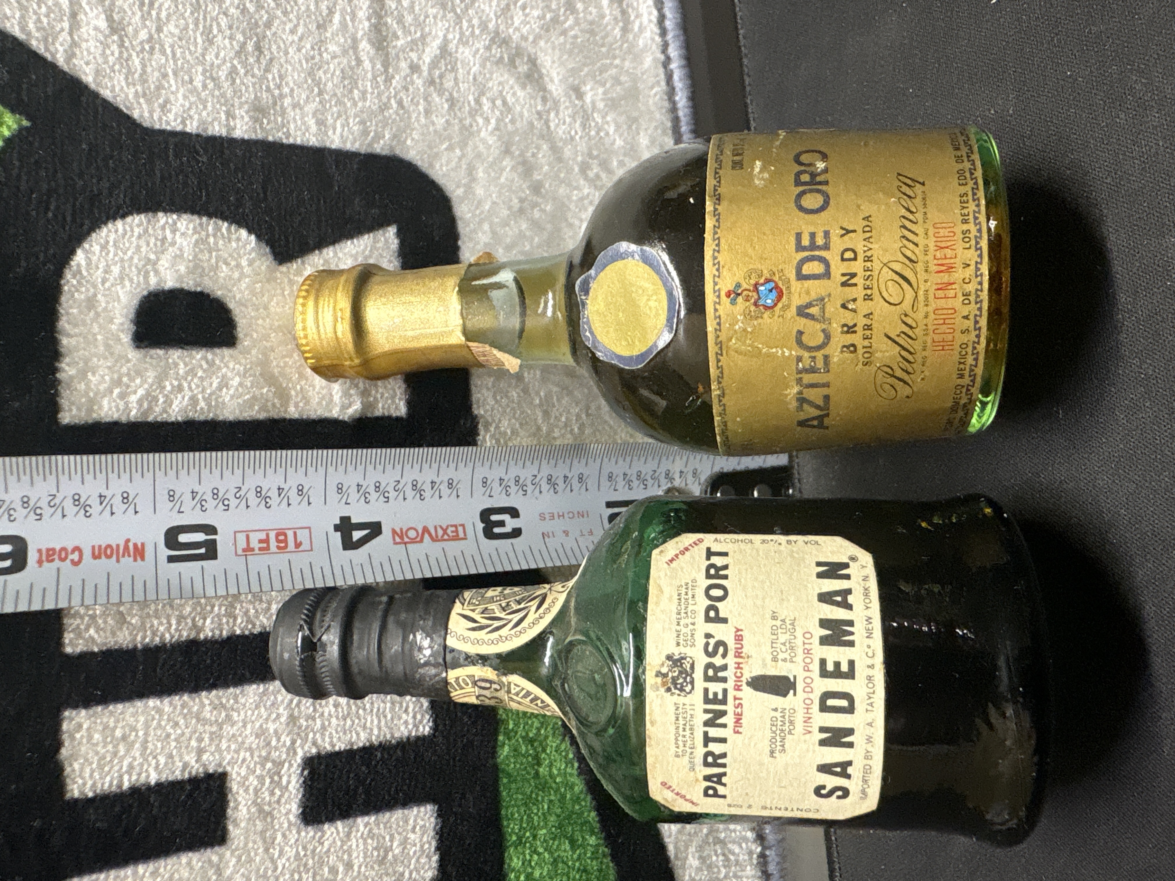 LOT 2026-796 — Lot de deux petites bouteilles en verre de collection, comprenant : — photo 2