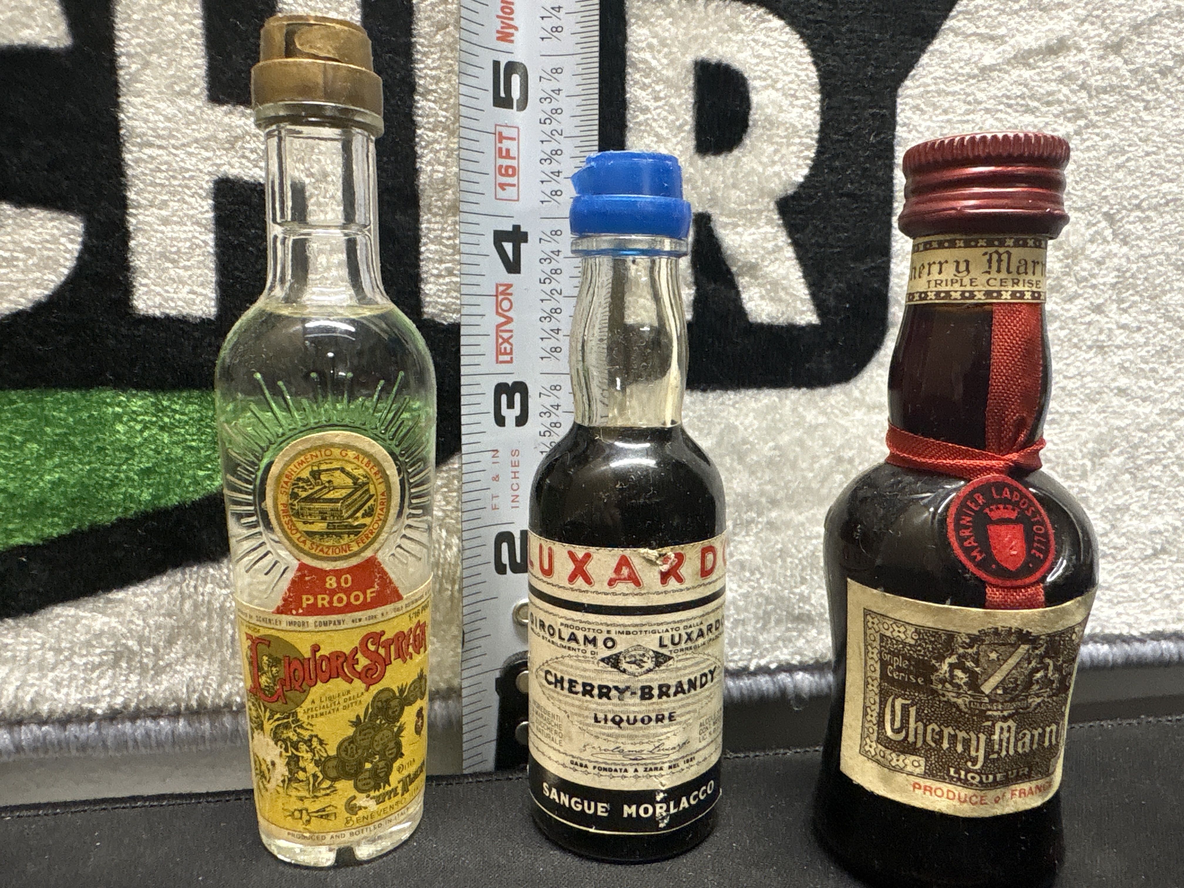 LOT 2026-797 — Ensemble de 3 bouteilles miniatures de liqueur en verre, avec leurs étiquettes… — photo 1