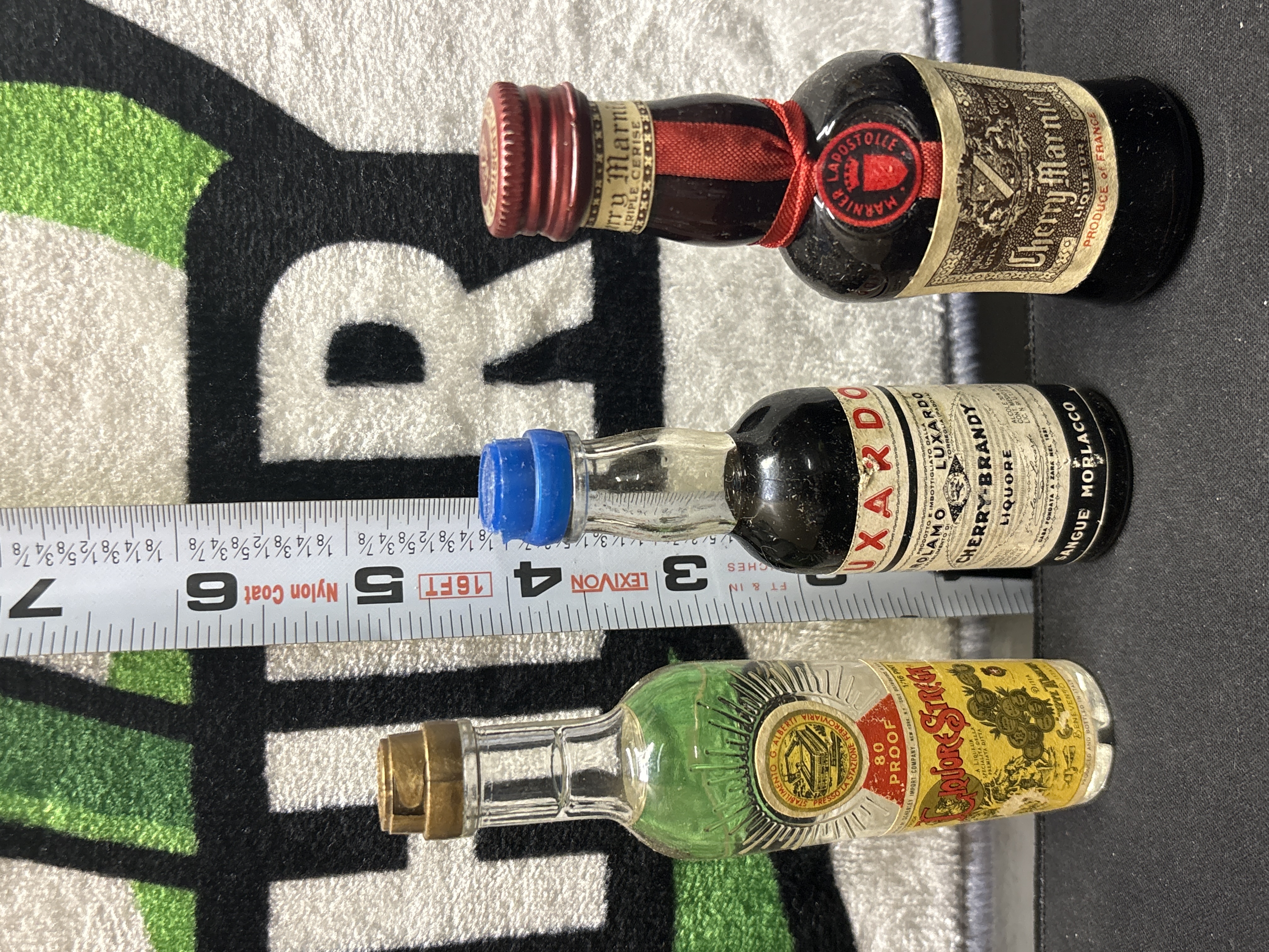 LOT 2026-797 — Ensemble de 3 bouteilles miniatures de liqueur en verre, avec leurs étiquettes… — photo 2