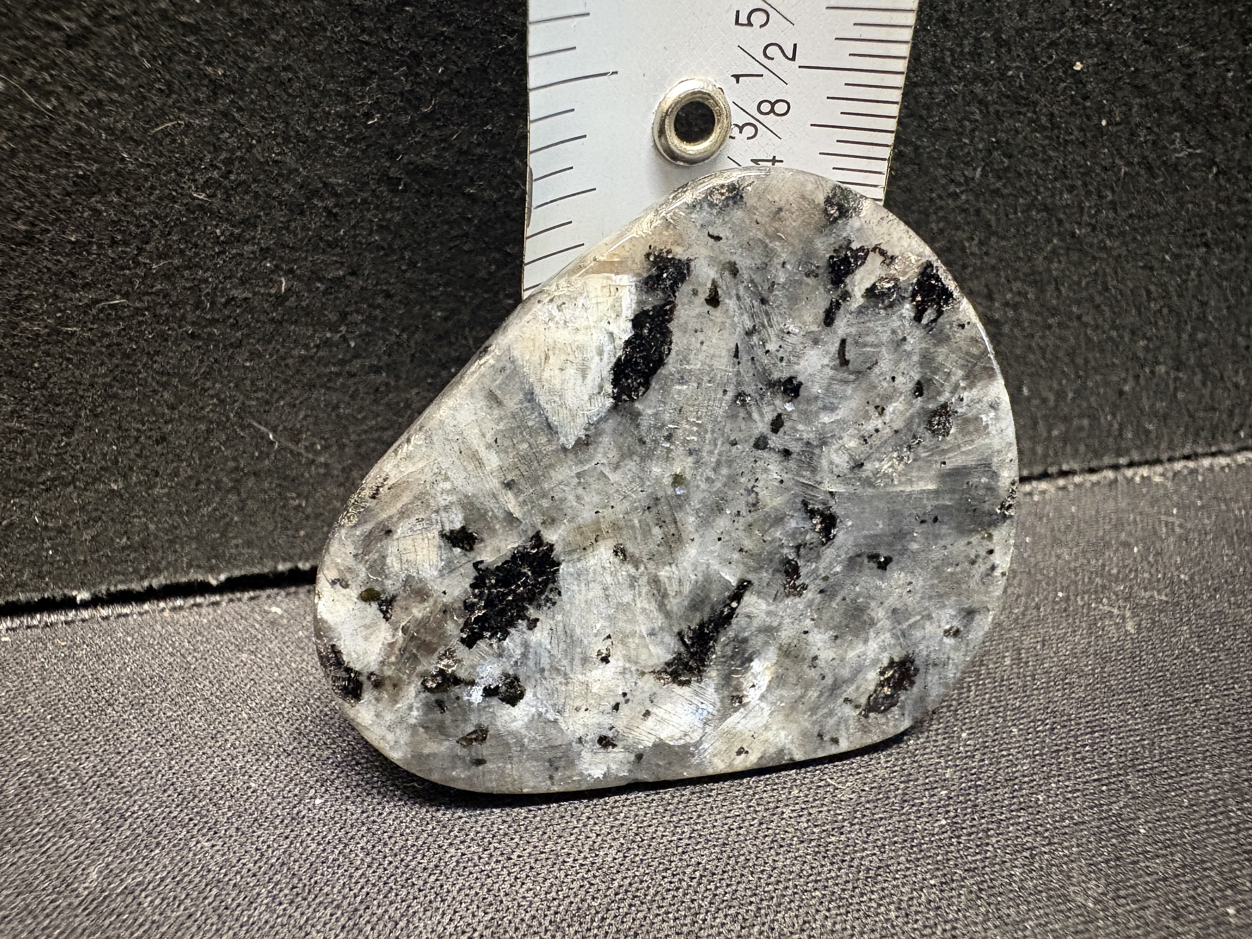 LOT 2026-083 — Pierre polie décorative gris argenté avec inclusions noires — photo 1
