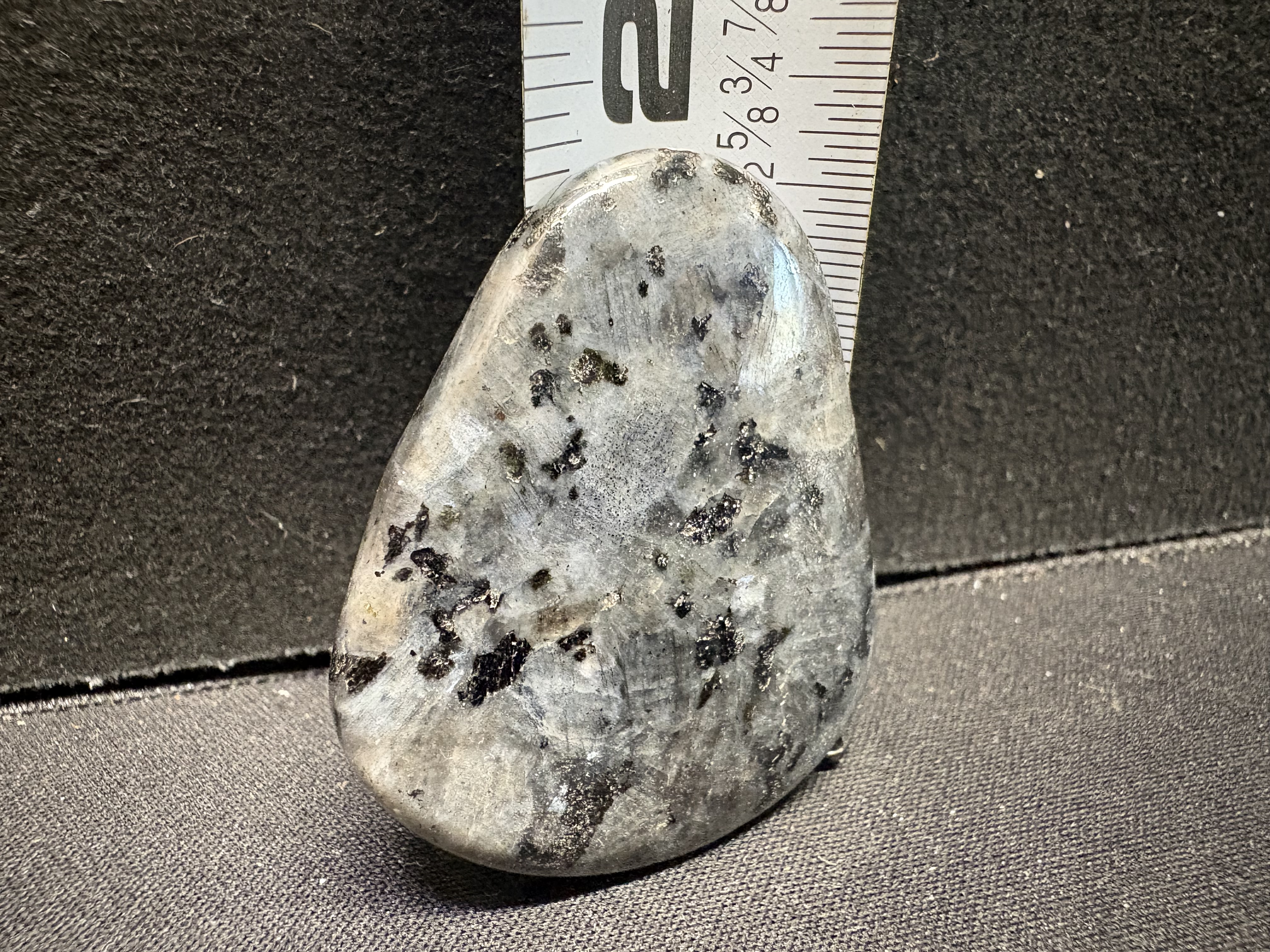 LOT 2026-083 — Pierre polie décorative gris argenté avec inclusions noires — photo 2