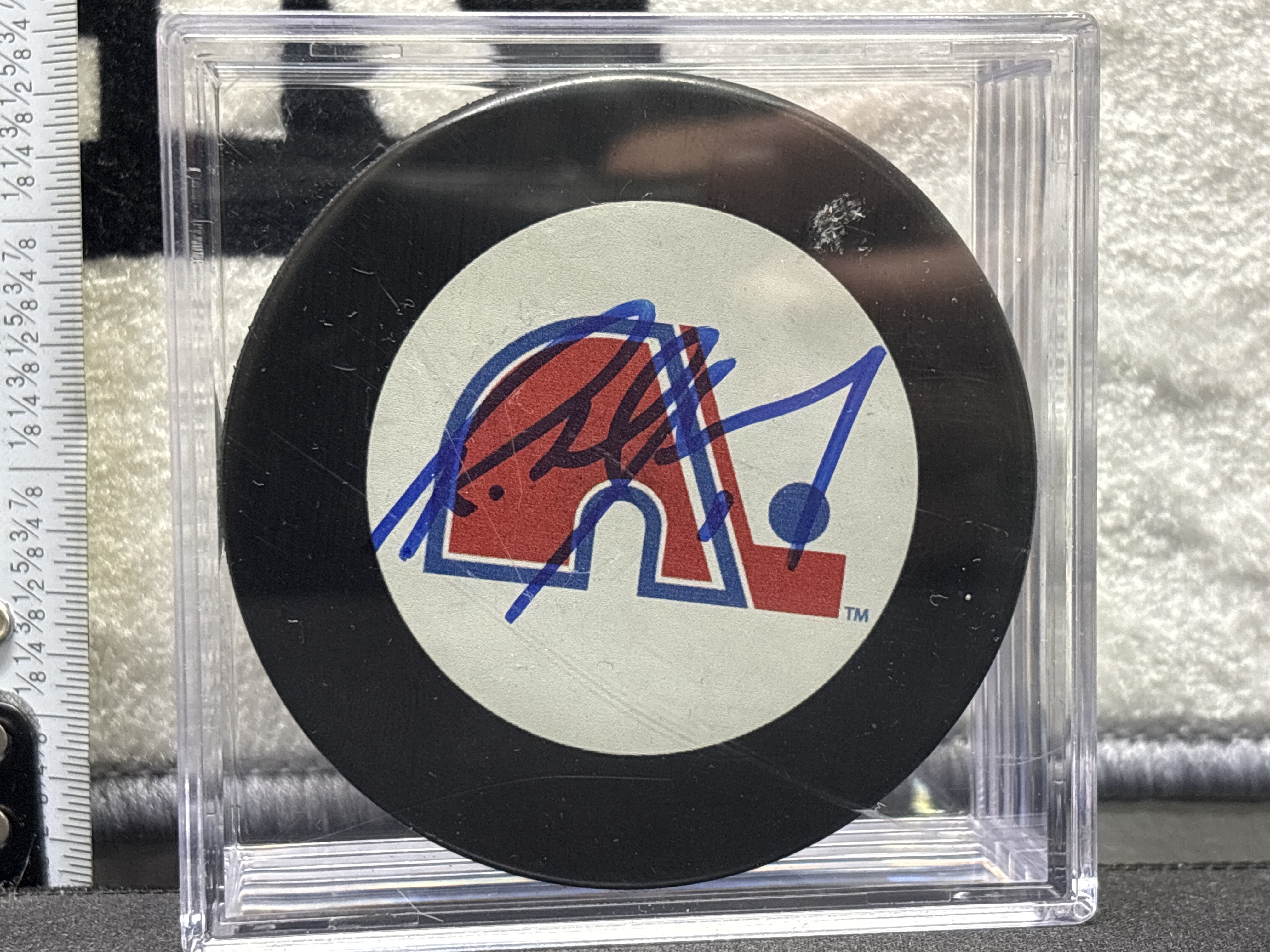 LOT 2026-811 — Un rond de hockey noir Ultra PRO, édition « Vintage Hockey », arborant le logo… — photo 1
