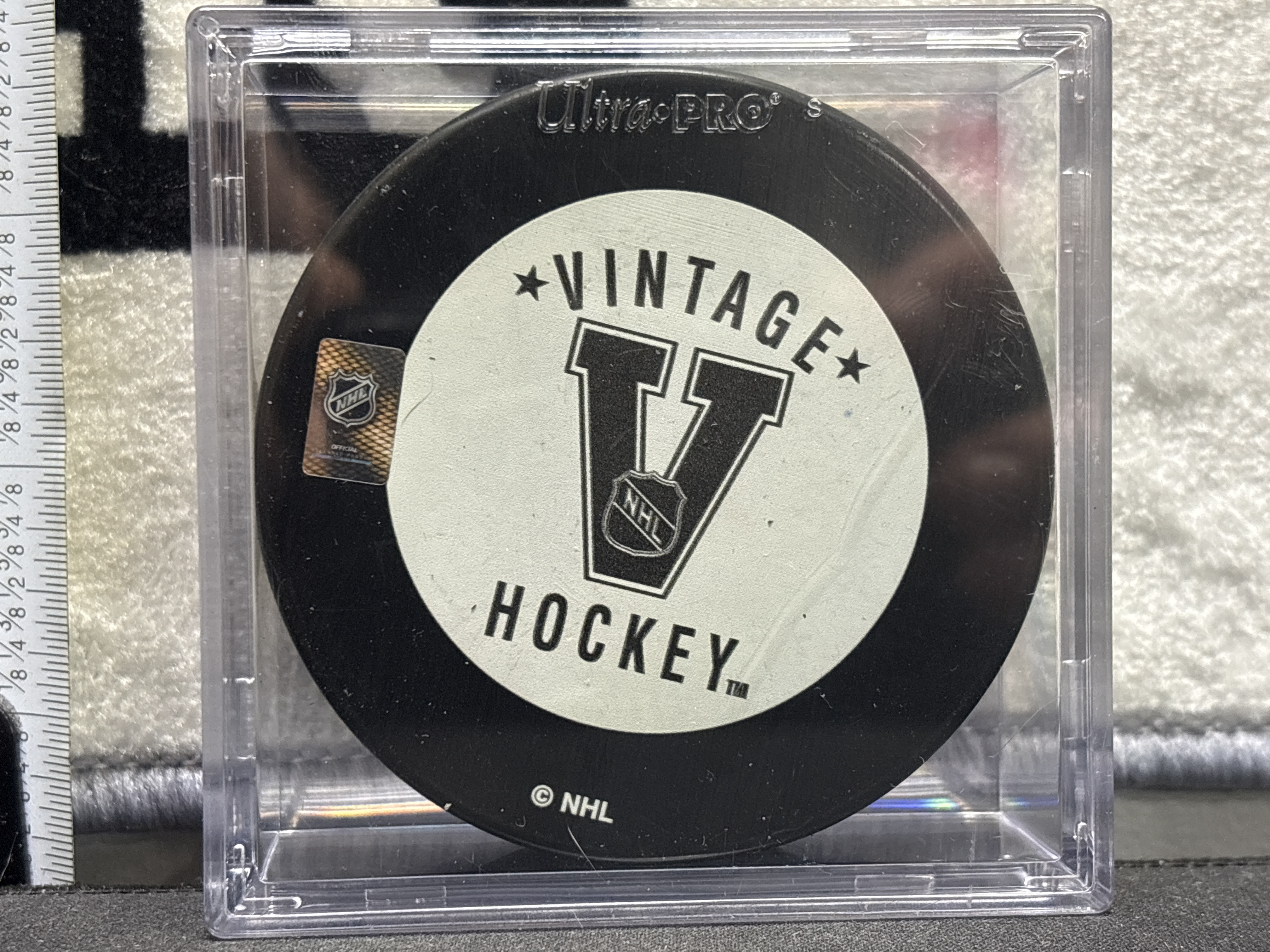 LOT 2026-811 — Un rond de hockey noir Ultra PRO, édition « Vintage Hockey », arborant le logo… — photo 2