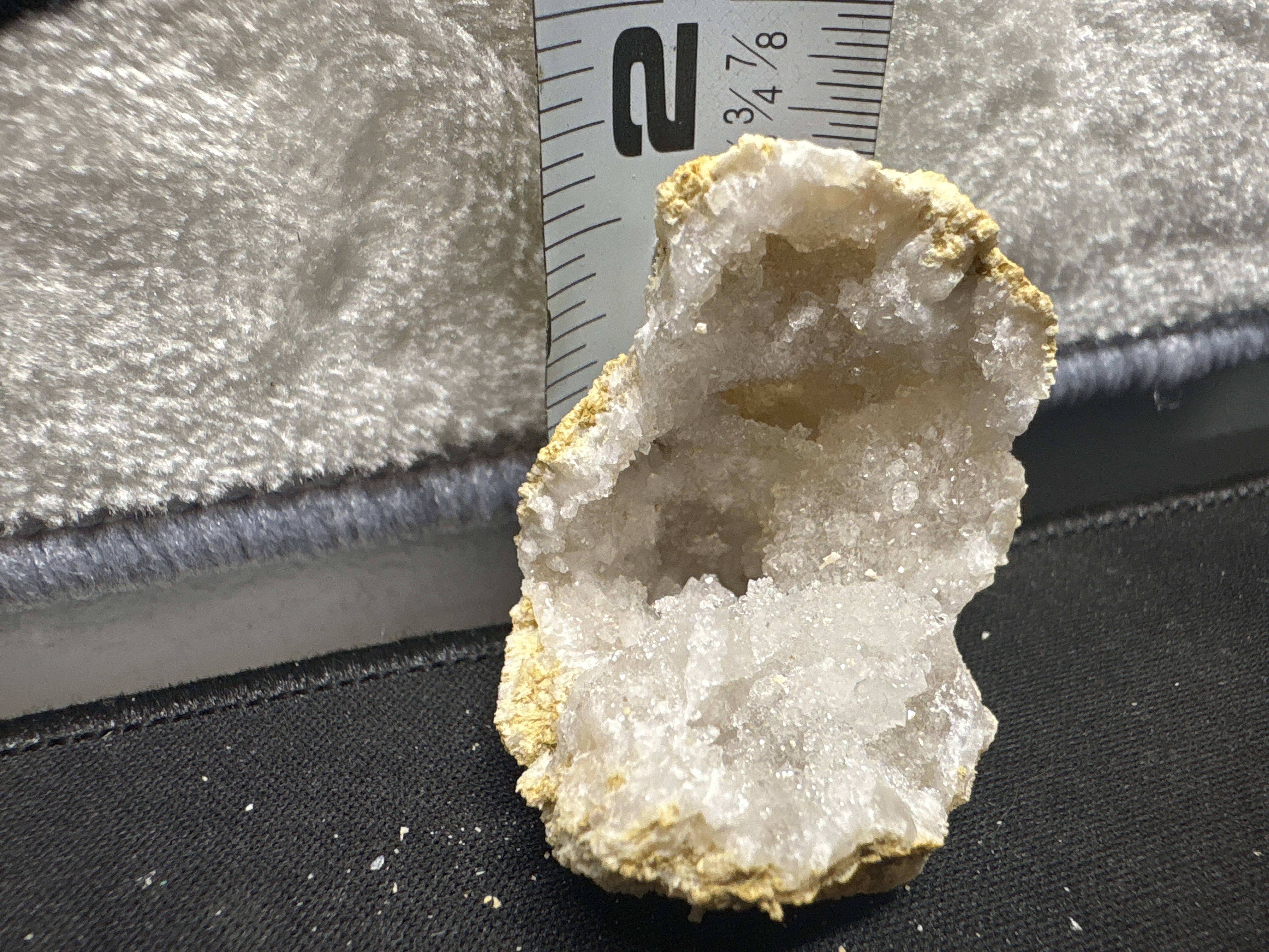 LOT 2026-821 — Spécimen minéralogique naturel de type géode, présentant une cavité intérieure… — photo 2