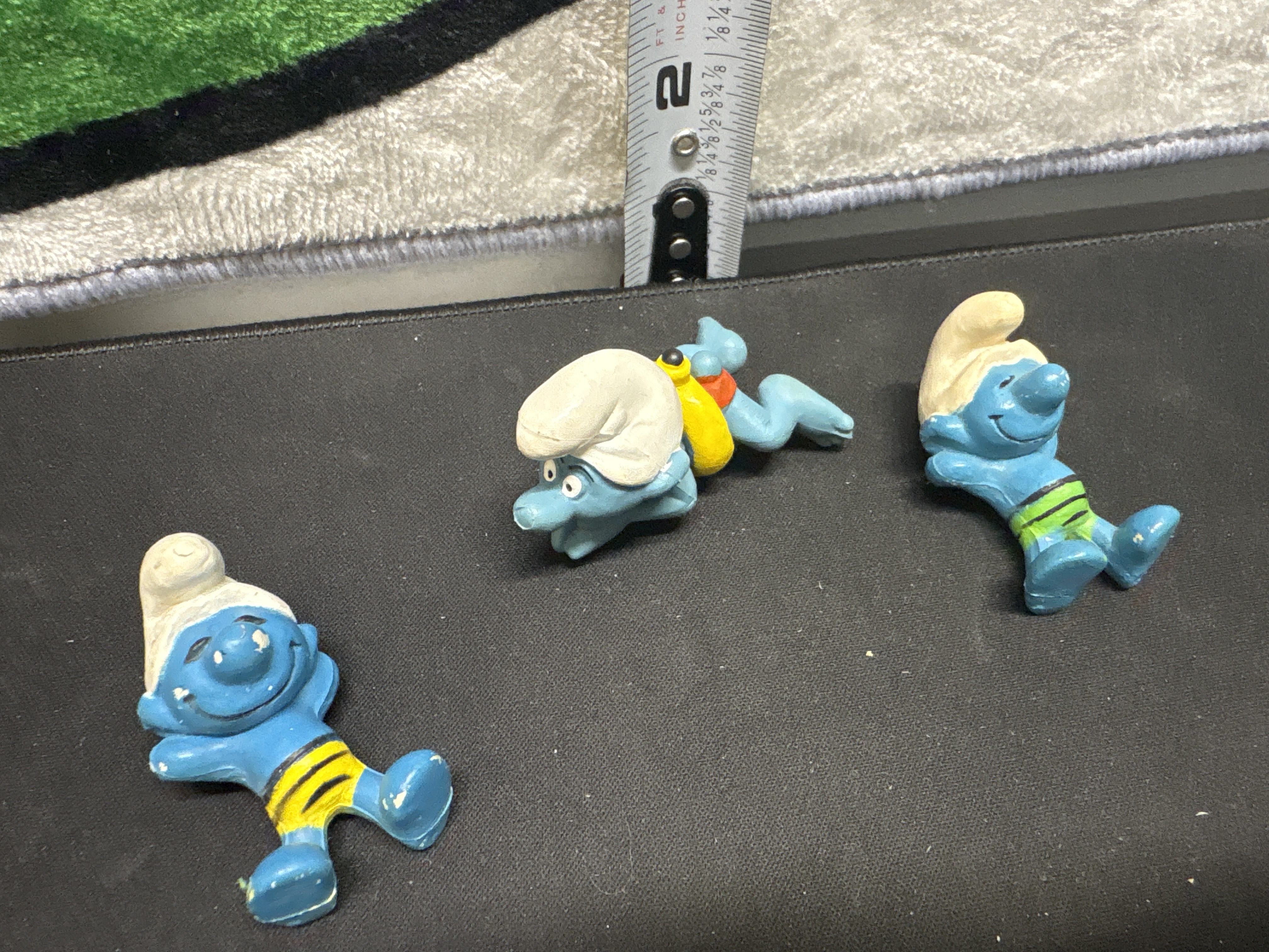 LOT 2026-823 — Ensemble de 3 figurines de Schtroumpfs, aux couleurs bleu, blanc, jaune et… — photo 1