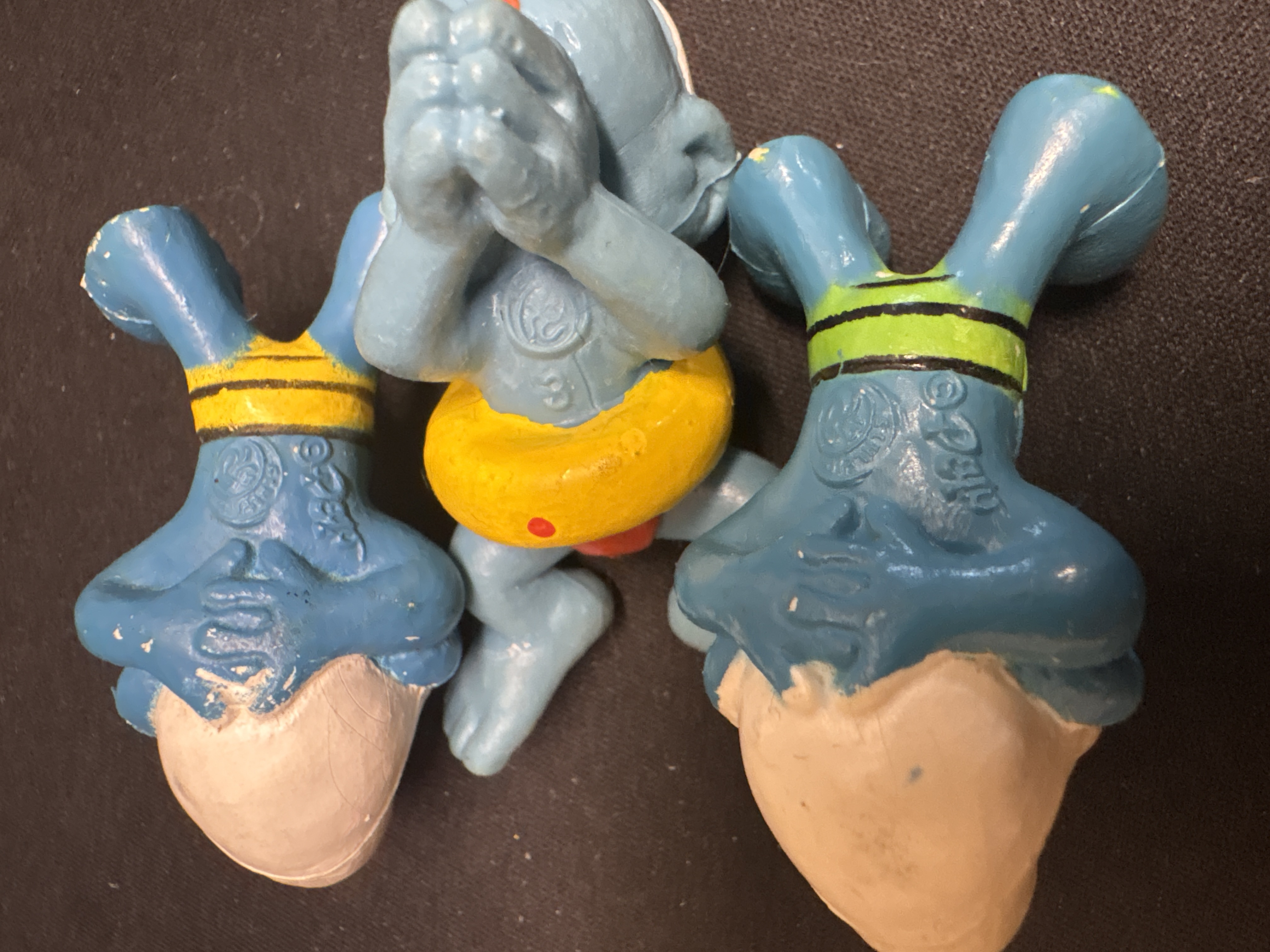 LOT 2026-823 — Ensemble de 3 figurines de Schtroumpfs, aux couleurs bleu, blanc, jaune et… — photo 2