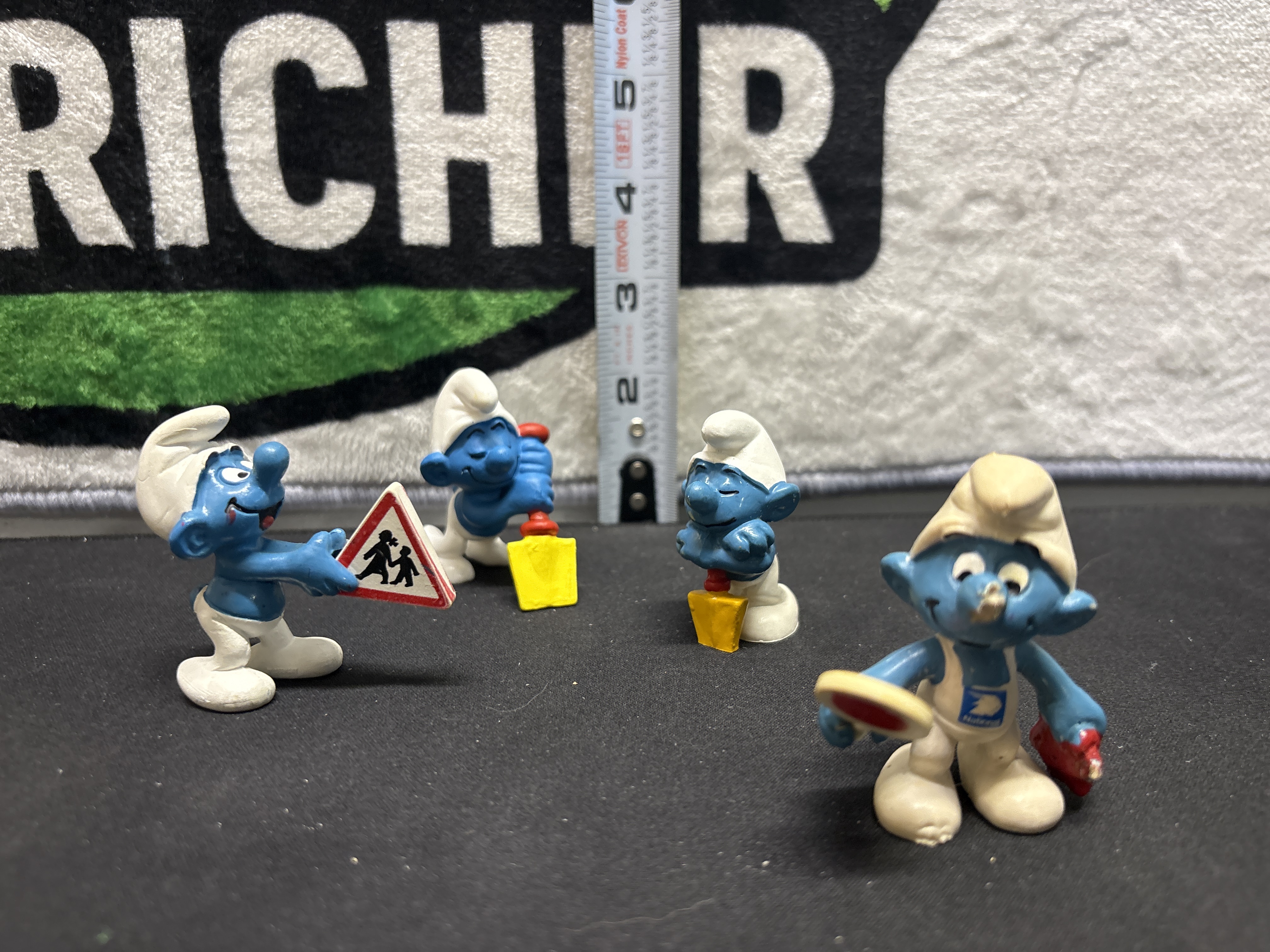 LOT 2026-825 — Lot de 4 figurines des Schtroumpfs en plastique, avec leurs accessoires… — photo 1