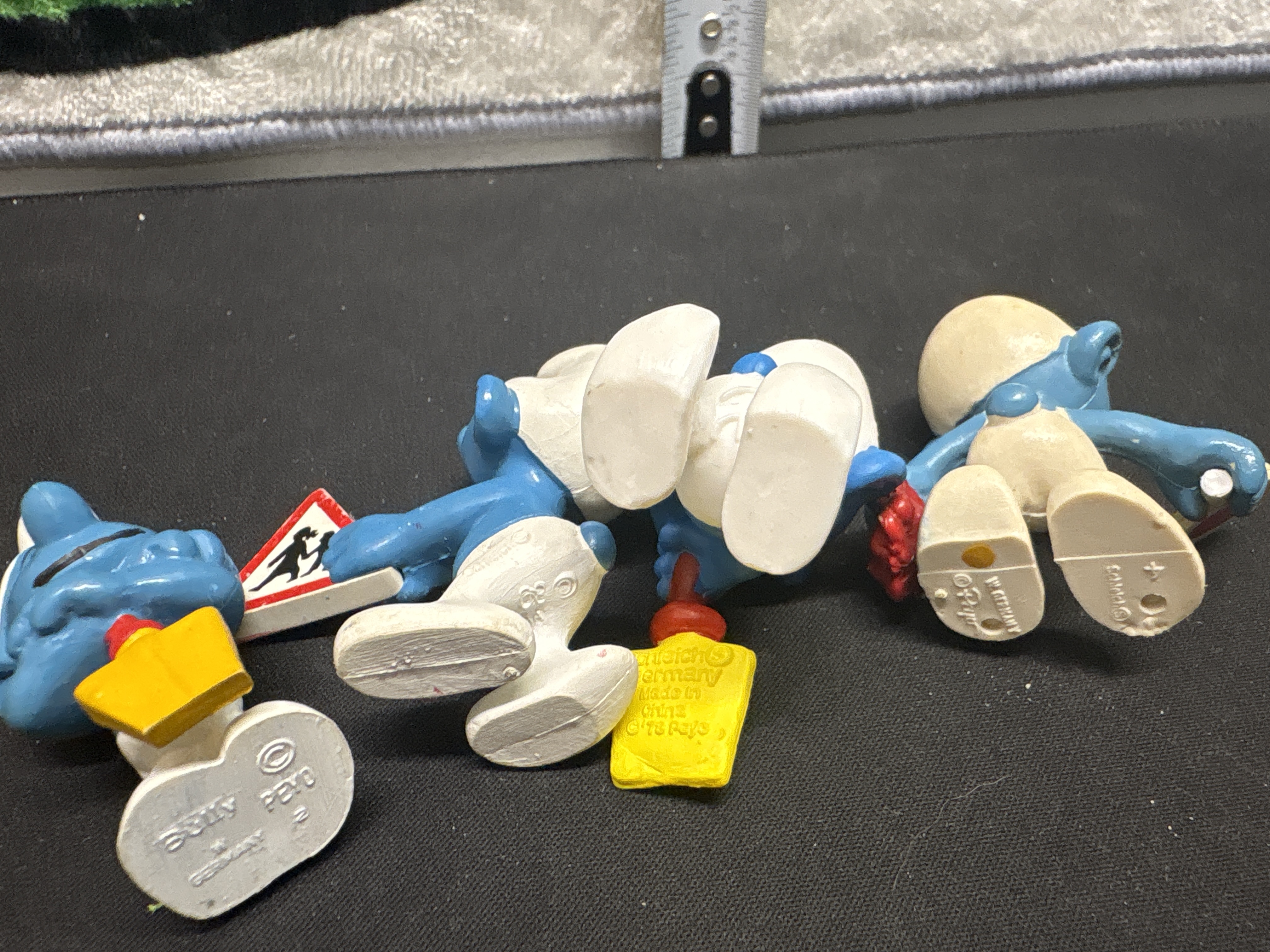 LOT 2026-825 — Lot de 4 figurines des Schtroumpfs en plastique, avec leurs accessoires… — photo 2