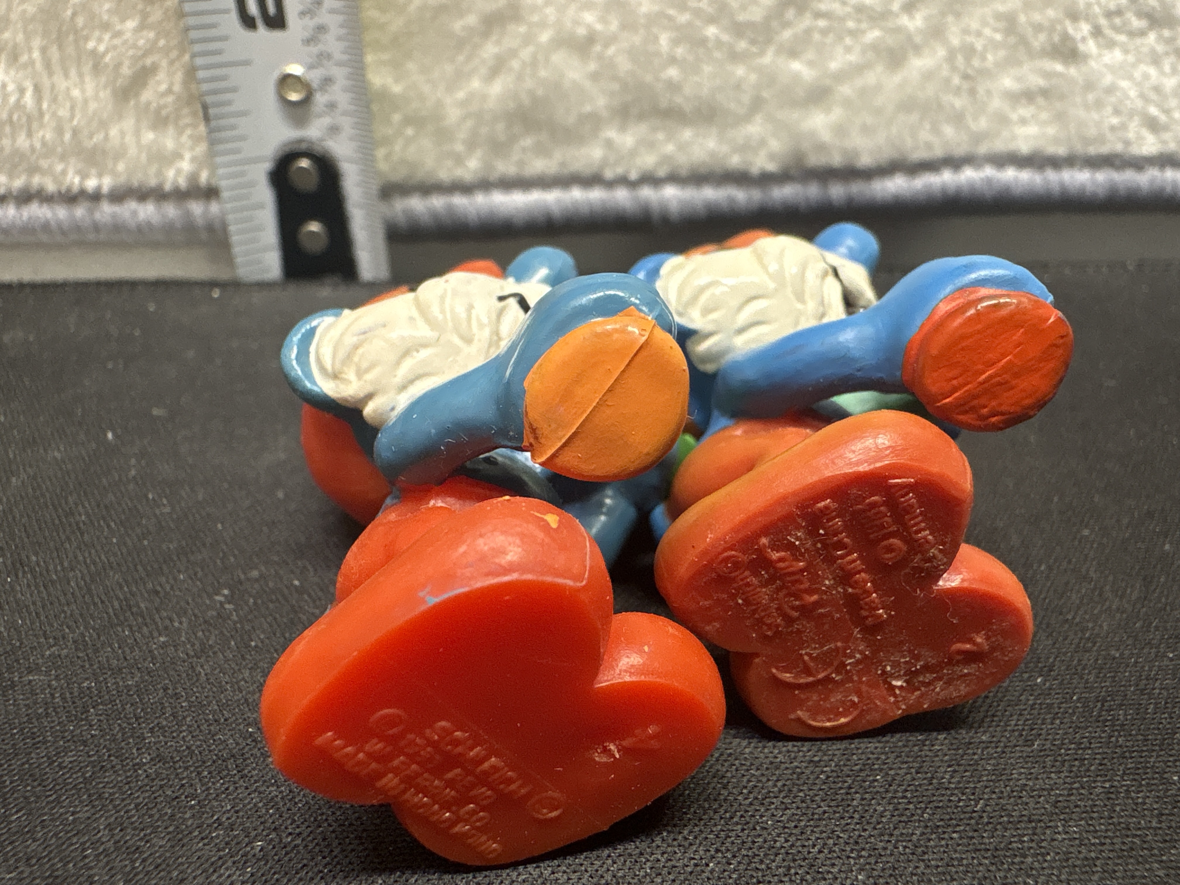 LOT 2026-826 — Ensemble de 2 figurines en plastique représentant de grand Schtroumpfs, avec… — photo 2