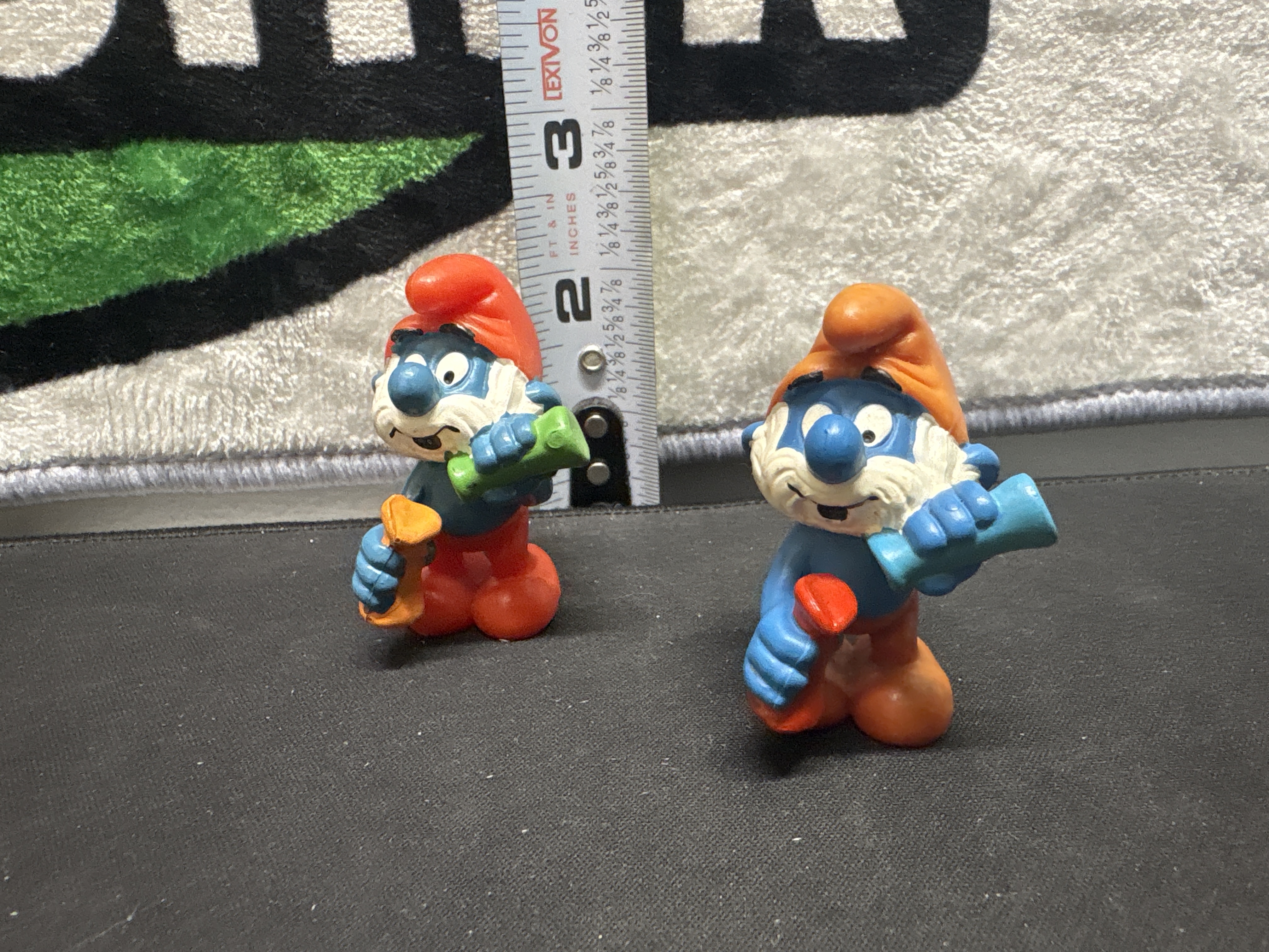 LOT 2026-826 — Ensemble de 2 figurines en plastique représentant de grand Schtroumpfs, avec… — photo 1
