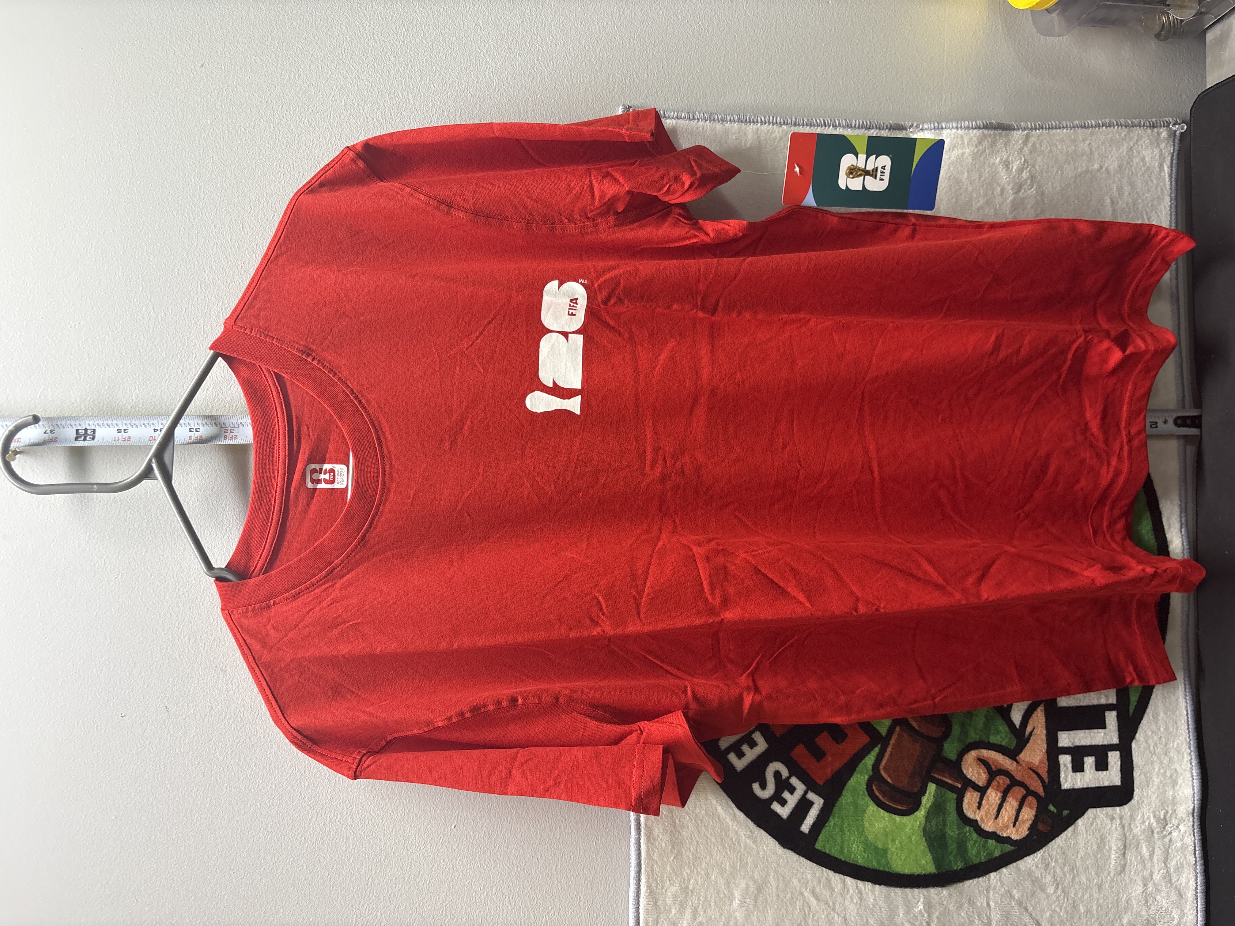 LOT 2026-834 — T-shirt rouge à manches courtes sous licence officielle FIFA, taille Large… — photo 1