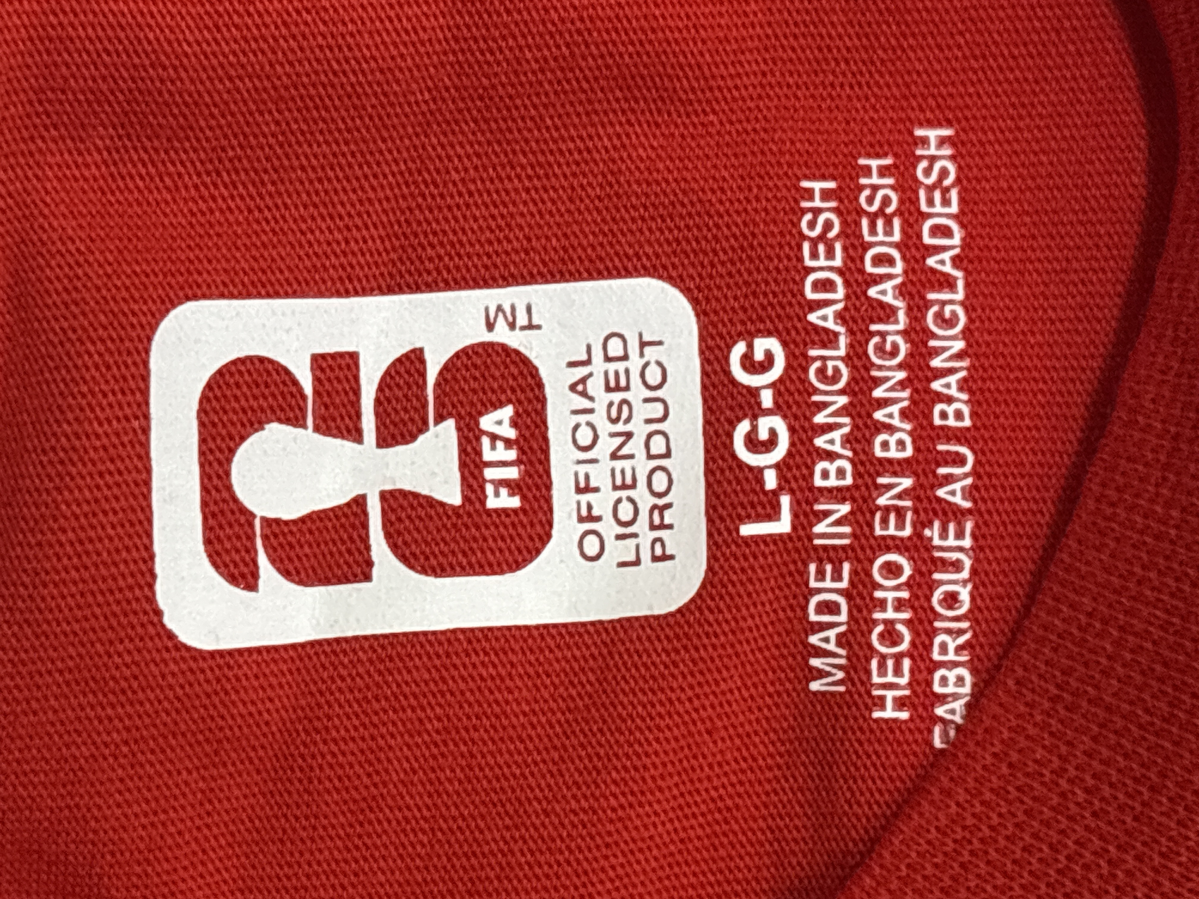 LOT 2026-834 — T-shirt rouge à manches courtes sous licence officielle FIFA, taille Large… — photo 5
