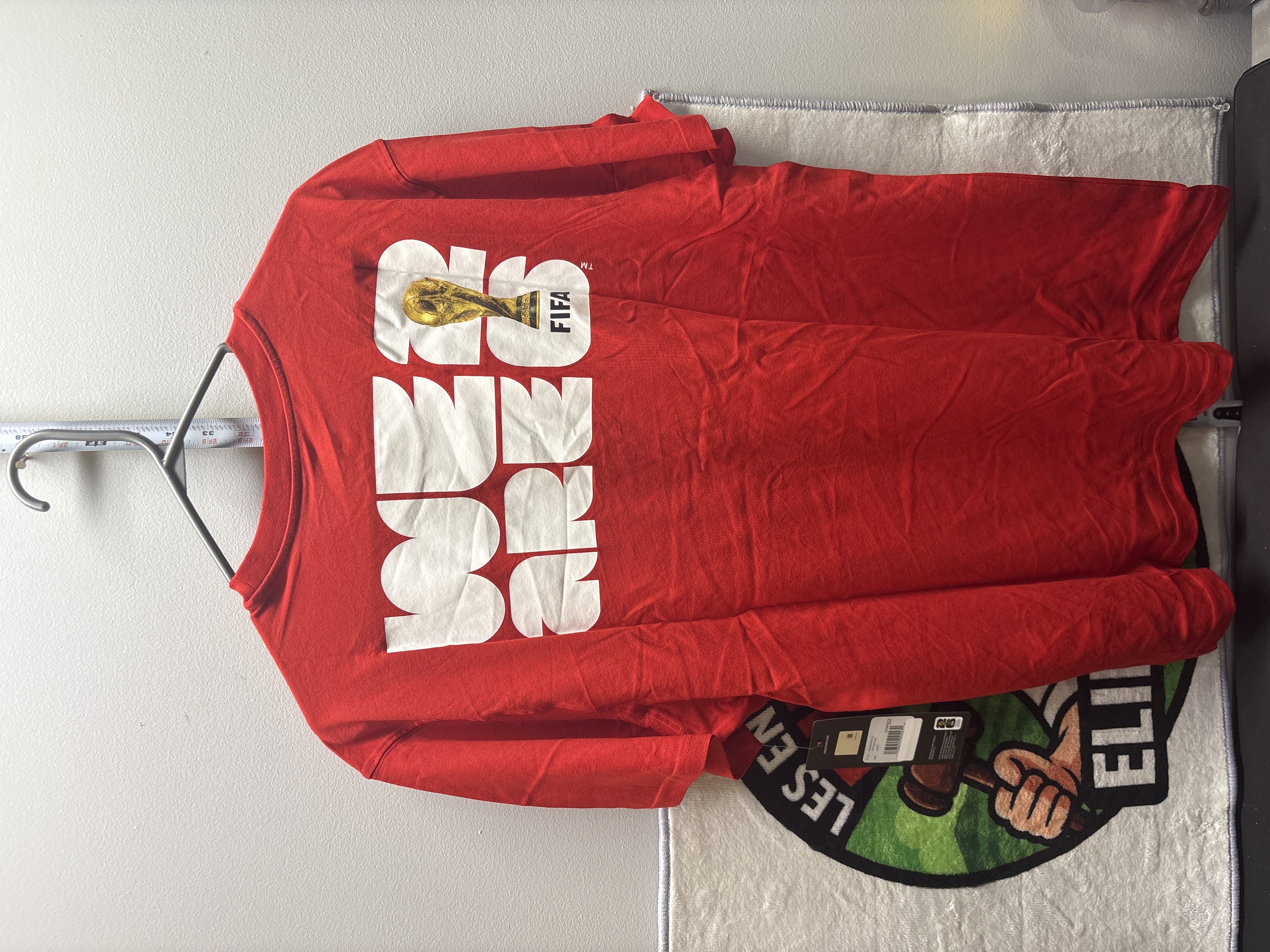 LOT 2026-834 — T-shirt rouge à manches courtes sous licence officielle FIFA, taille Large… — photo 4
