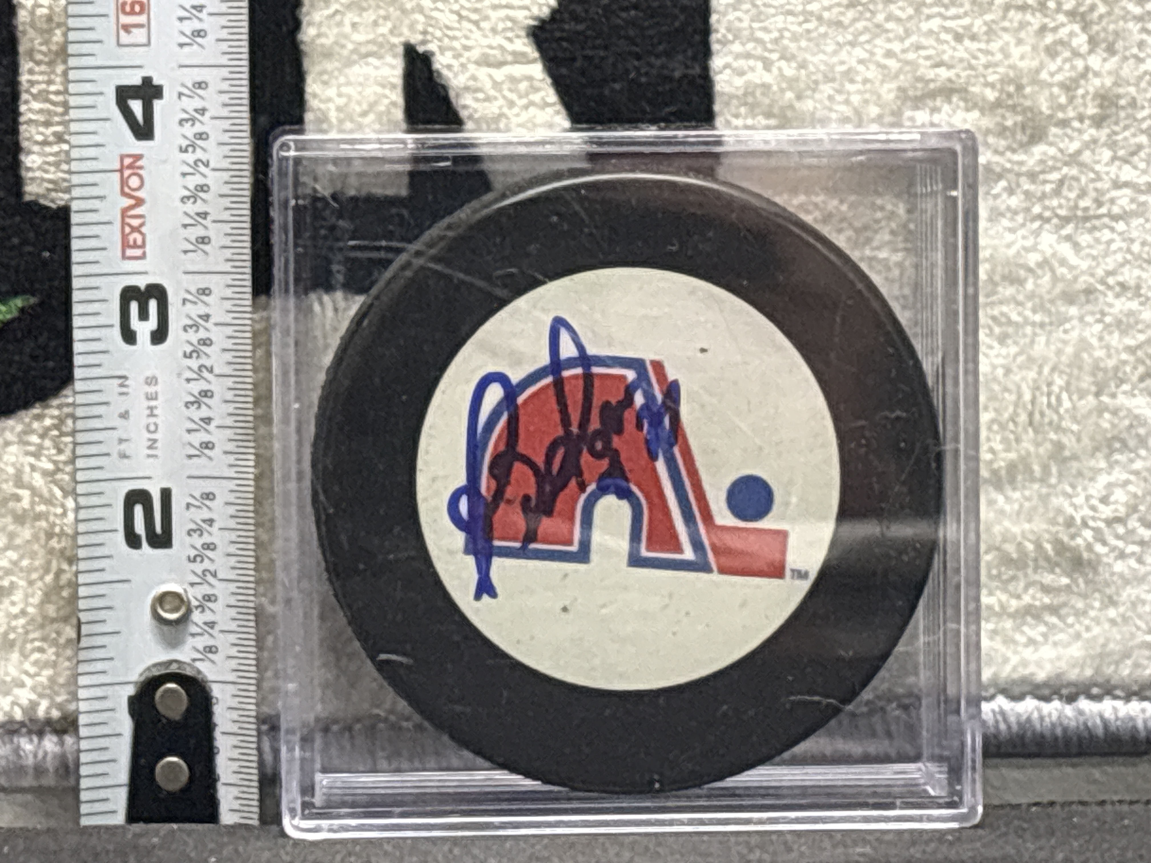 LOT 2026-837 — Rondelle de hockey vintage des Nordiques de Québec, autographiée par Gilbert… — photo 1