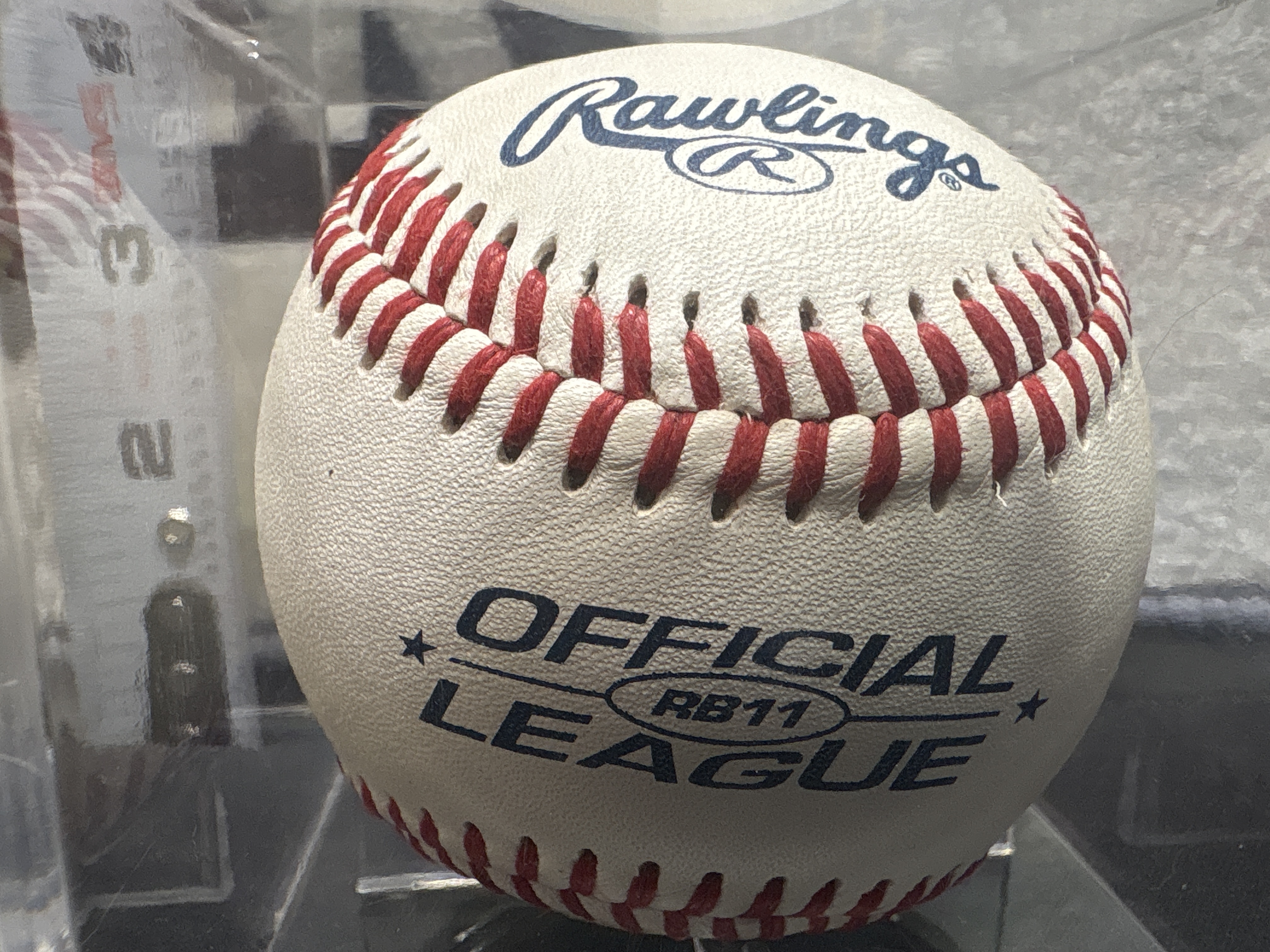 LOT 2026-838 — Balle de baseball Rawlings Official League AB11 portant la signature de Brad… — photo 2