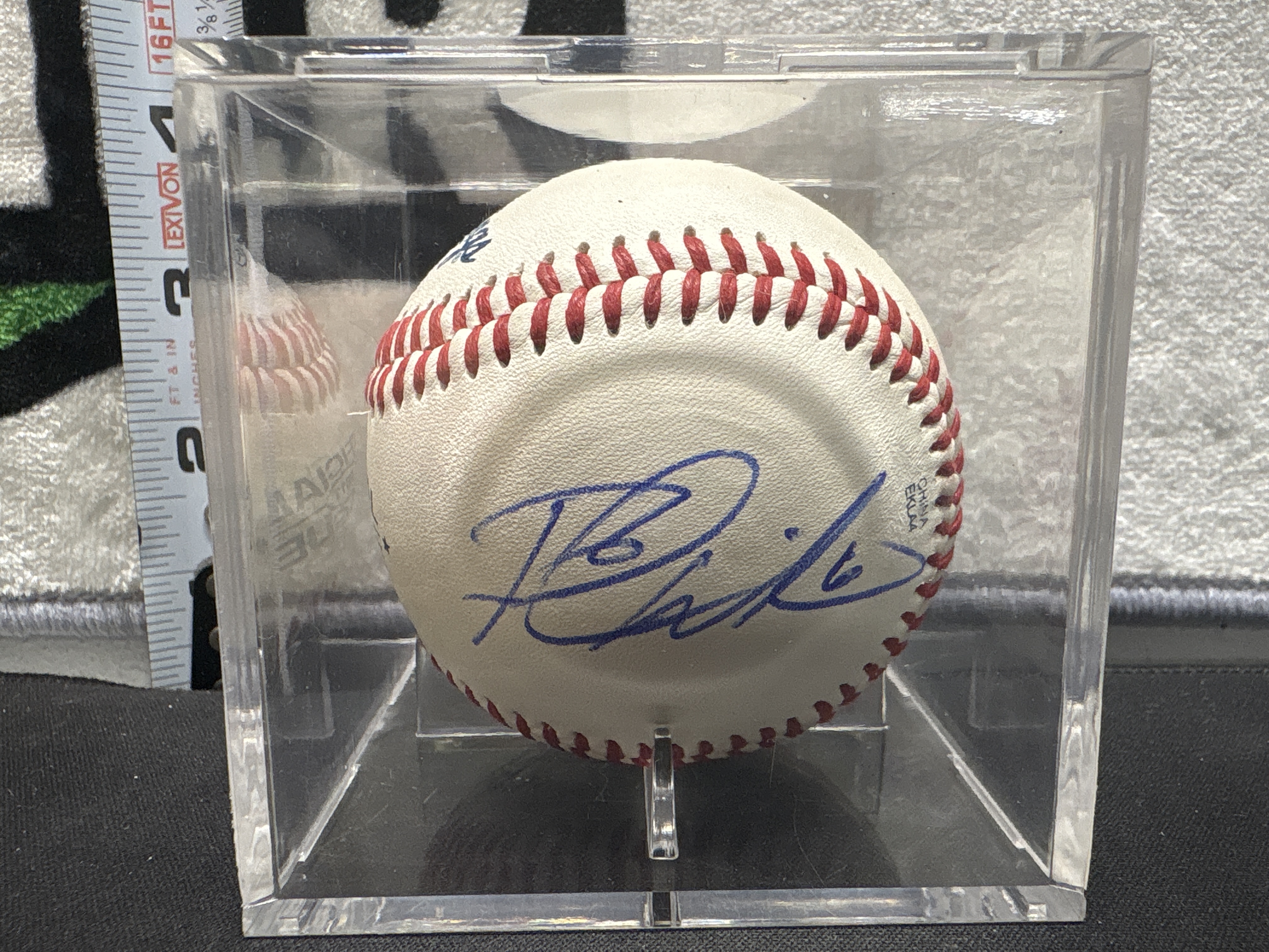 LOT 2026-838 — Balle de baseball Rawlings Official League AB11 portant la signature de Brad… — photo 1