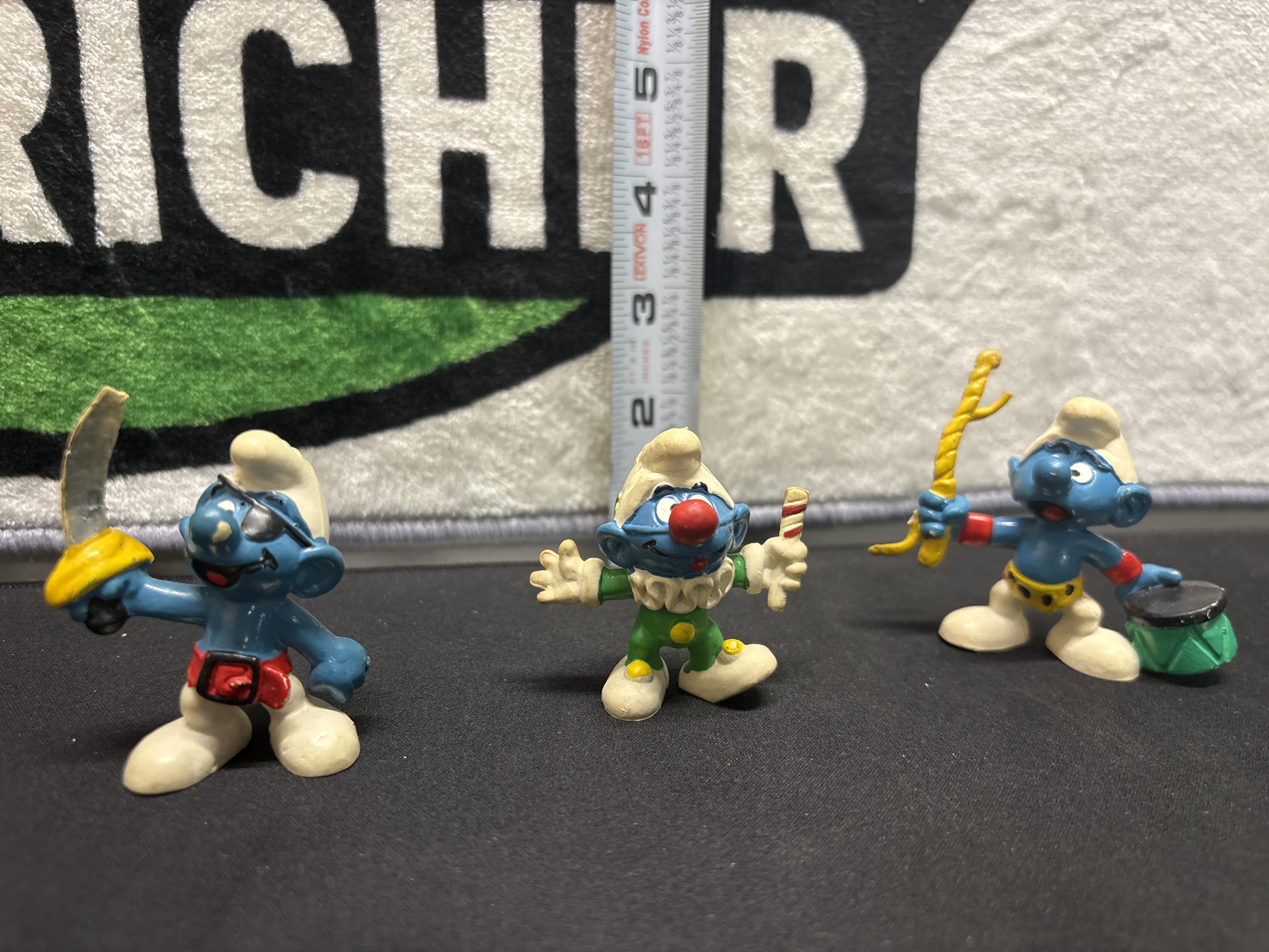 LOT 2026-841 — Ensemble de trois figurines vintage des Schtroumpfs, d’environ 5 cm de hauteur… — photo 1