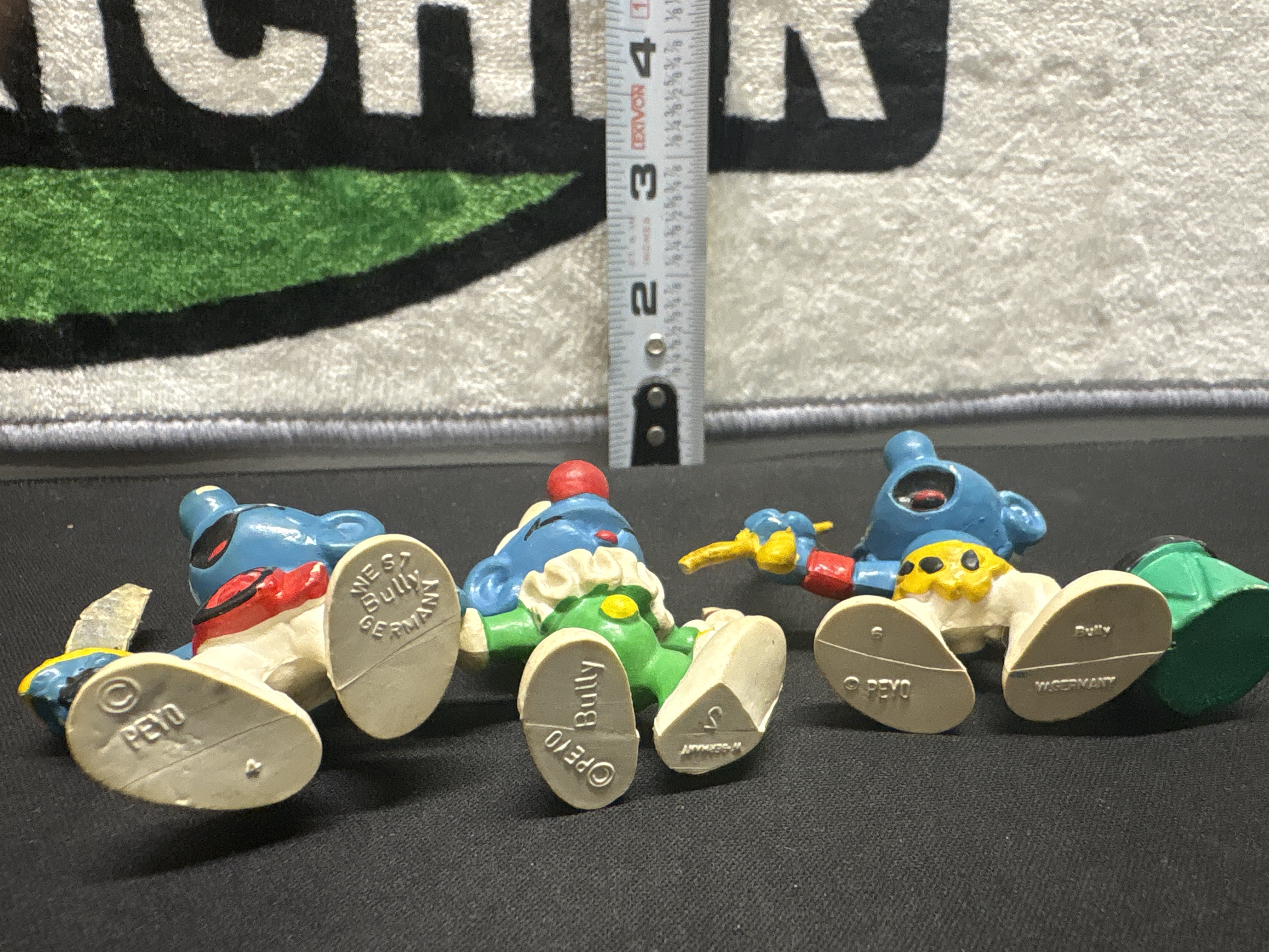 LOT 2026-841 — Ensemble de trois figurines vintage des Schtroumpfs, d’environ 5 cm de hauteur… — photo 2