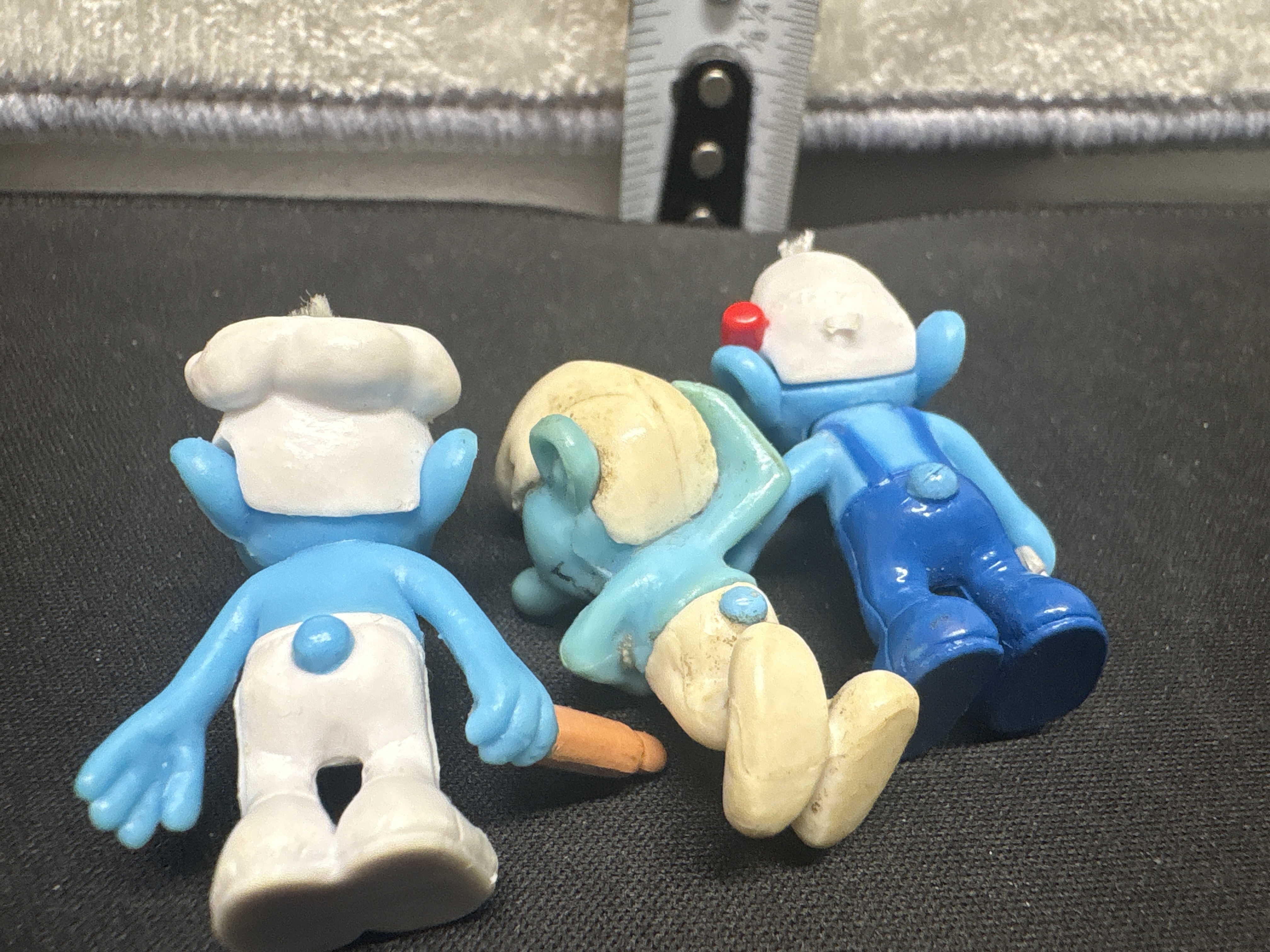 LOT 2026-843 — Lot de 3 figurines des Schtroumpfs en différentes poses, dont deux personnages… — photo 2