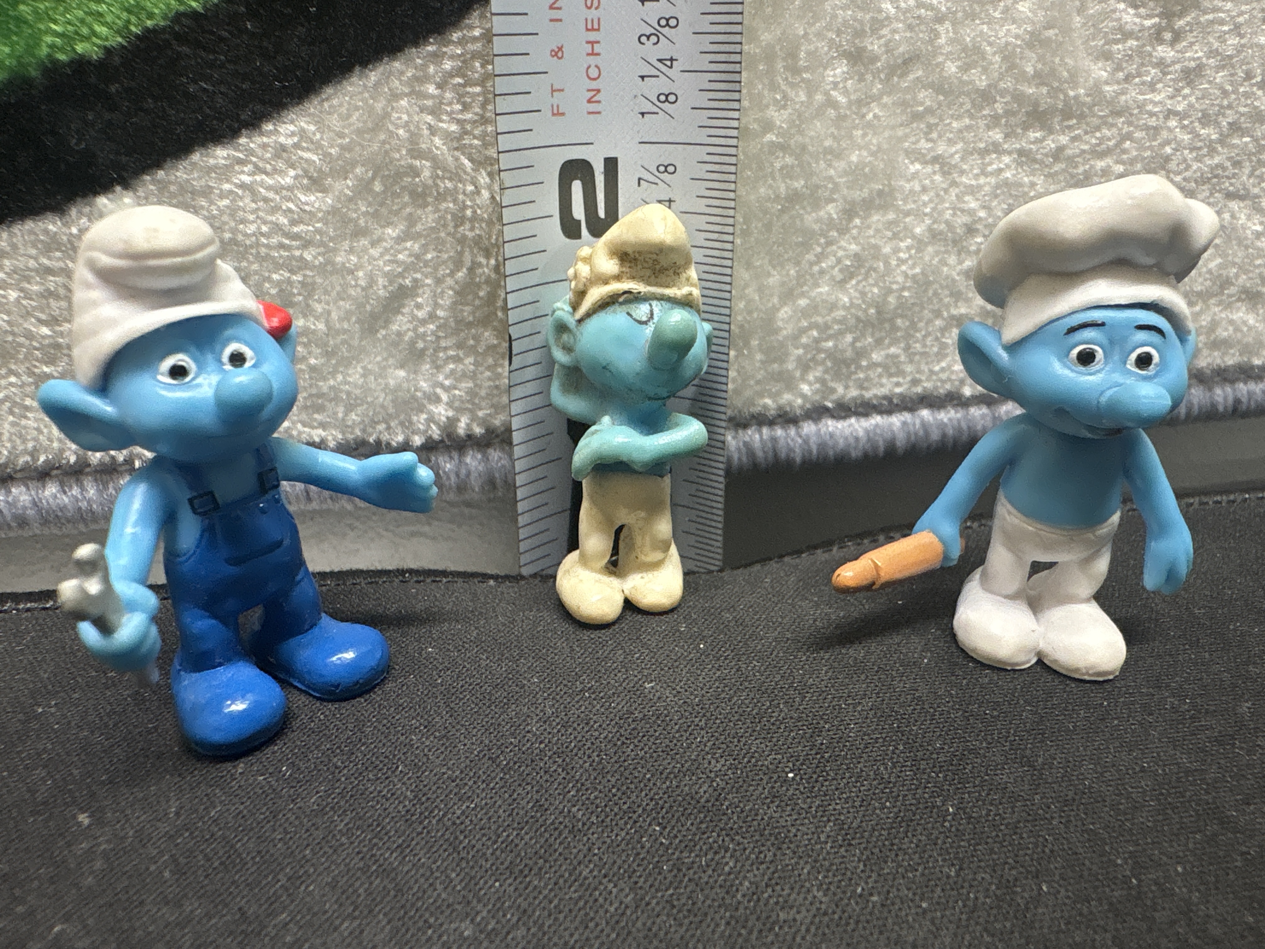 LOT 2026-843 — Lot de 3 figurines des Schtroumpfs en différentes poses, dont deux personnages… — photo 1