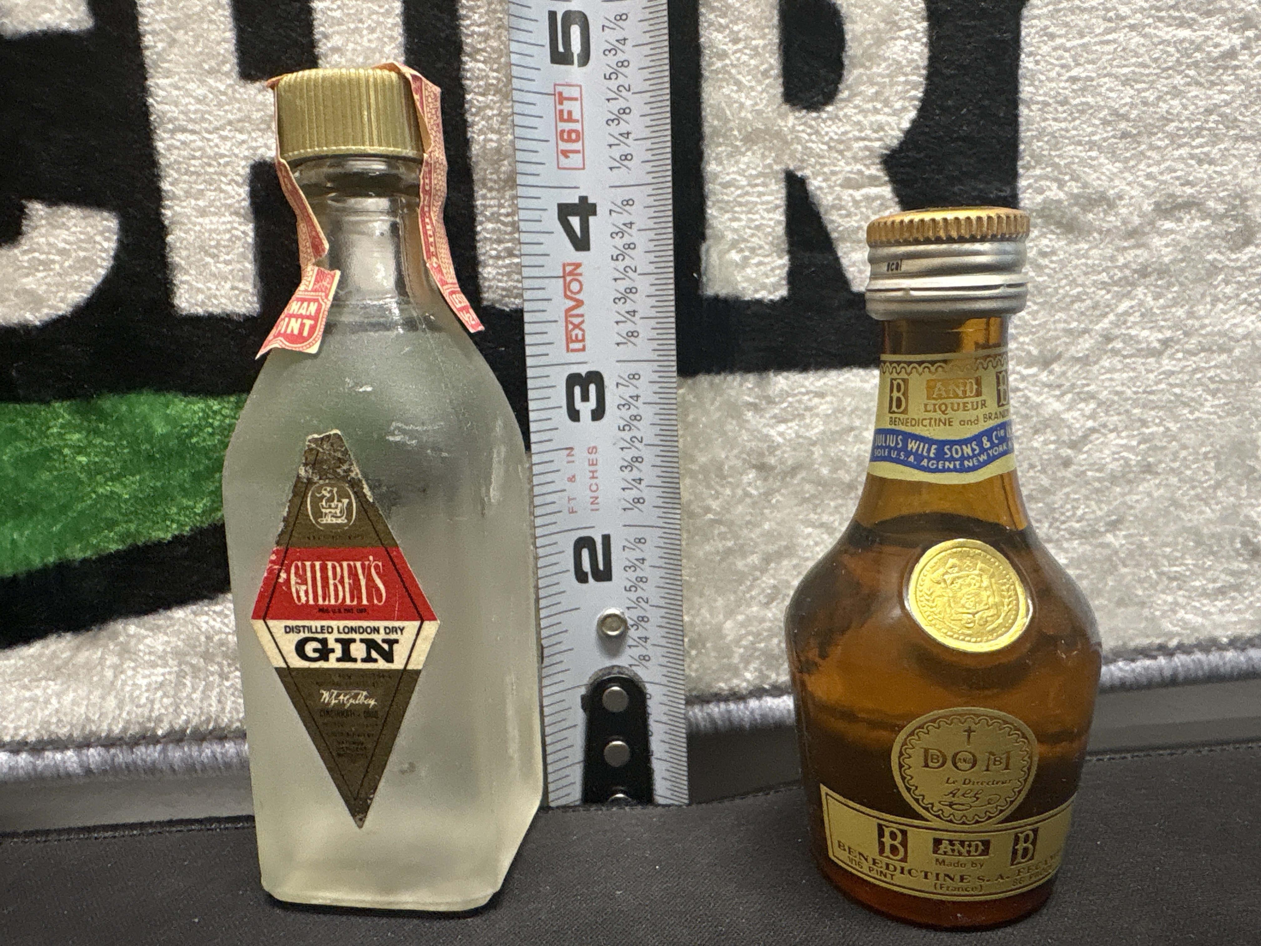 LOT 2026-845 — Ensemble de 2 bouteilles miniatures en verre de spiritueux : une bouteille… — photo 1