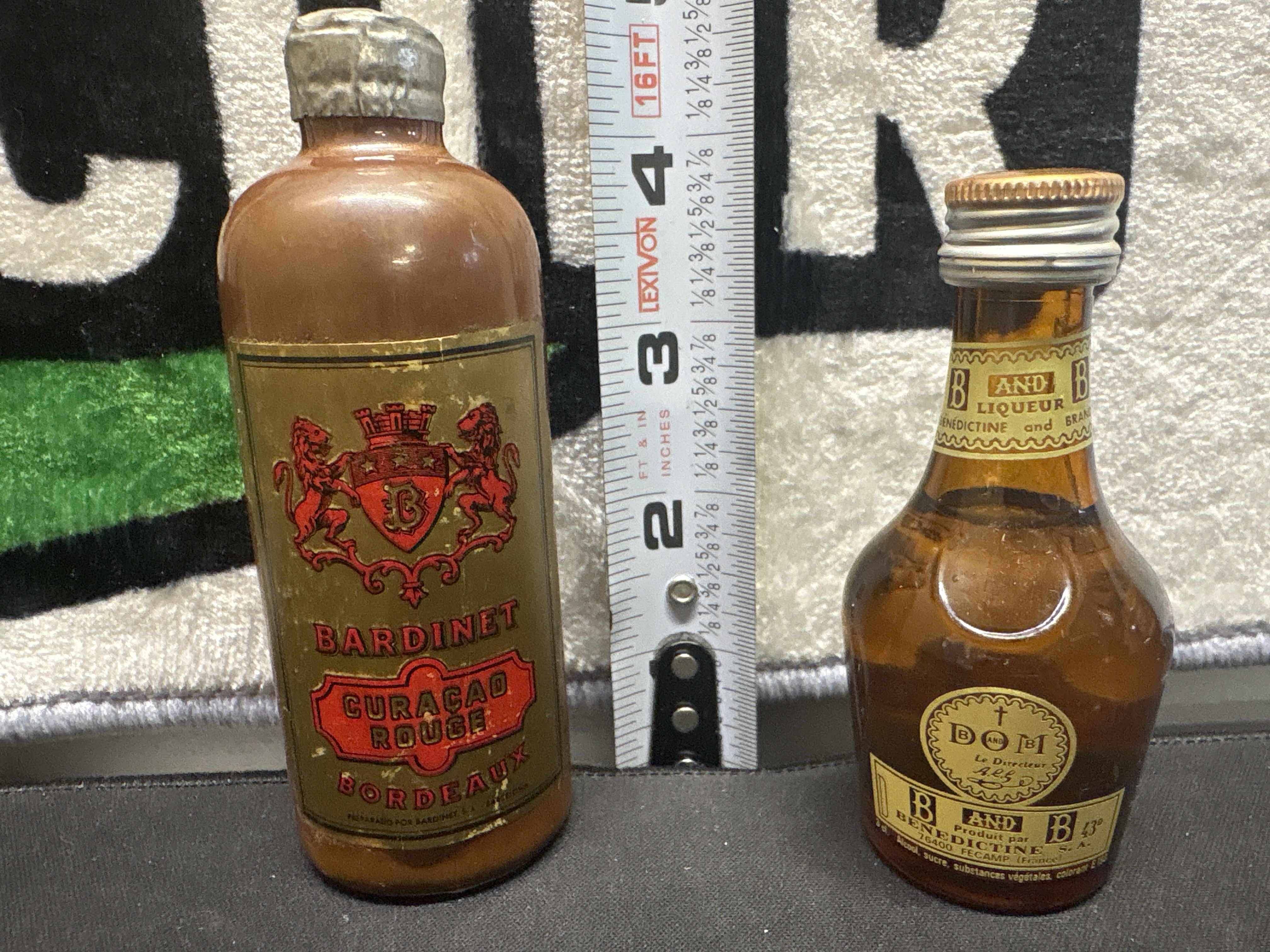 LOT 2026-846 — Bel ensemble de 2 petites bouteilles en verre de liqueur, avec leurs… — photo 1