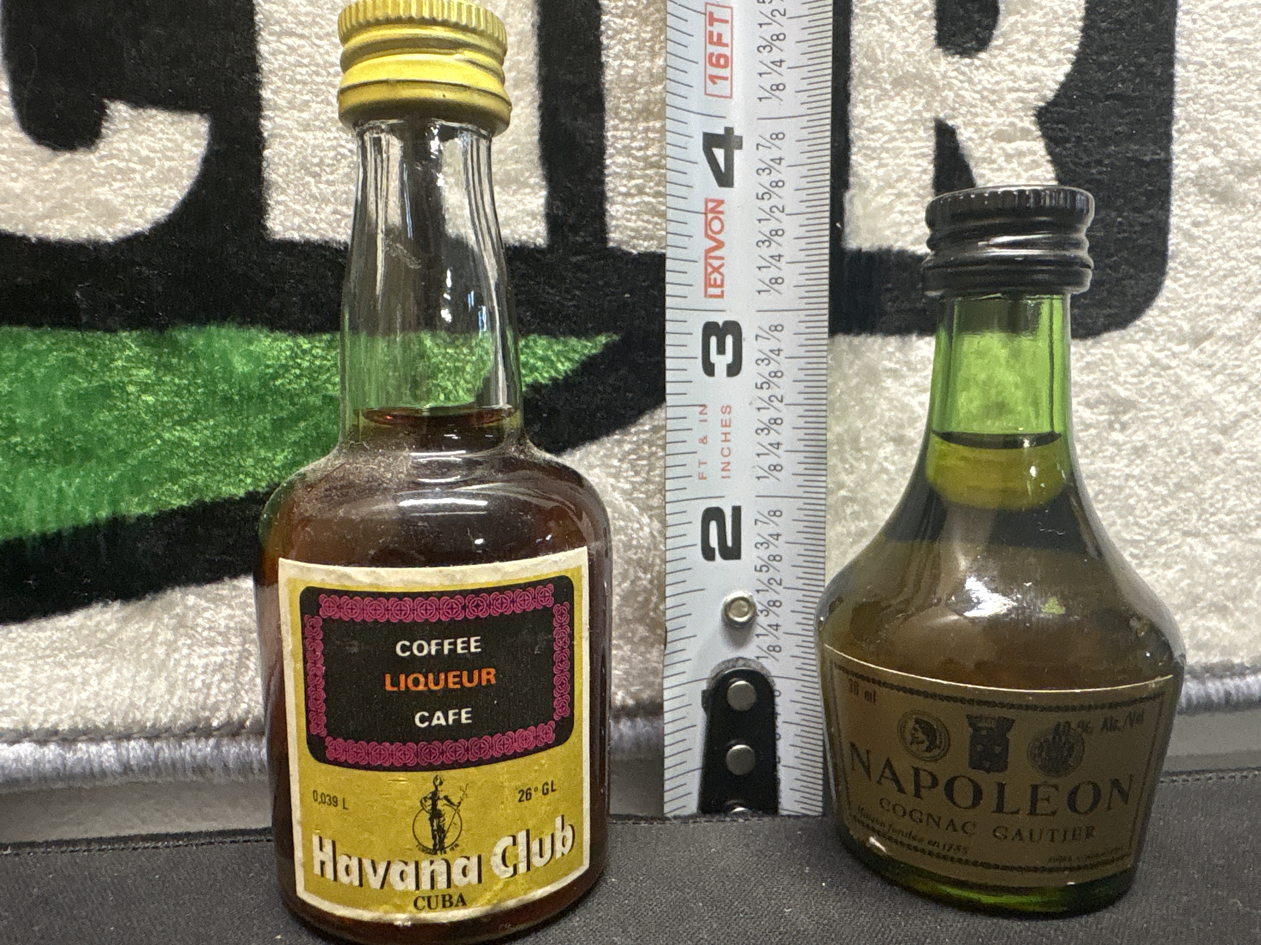 LOT 2026-847 — Lot de deux petites bouteilles de spiritueux en verre, comprenant : — photo 1