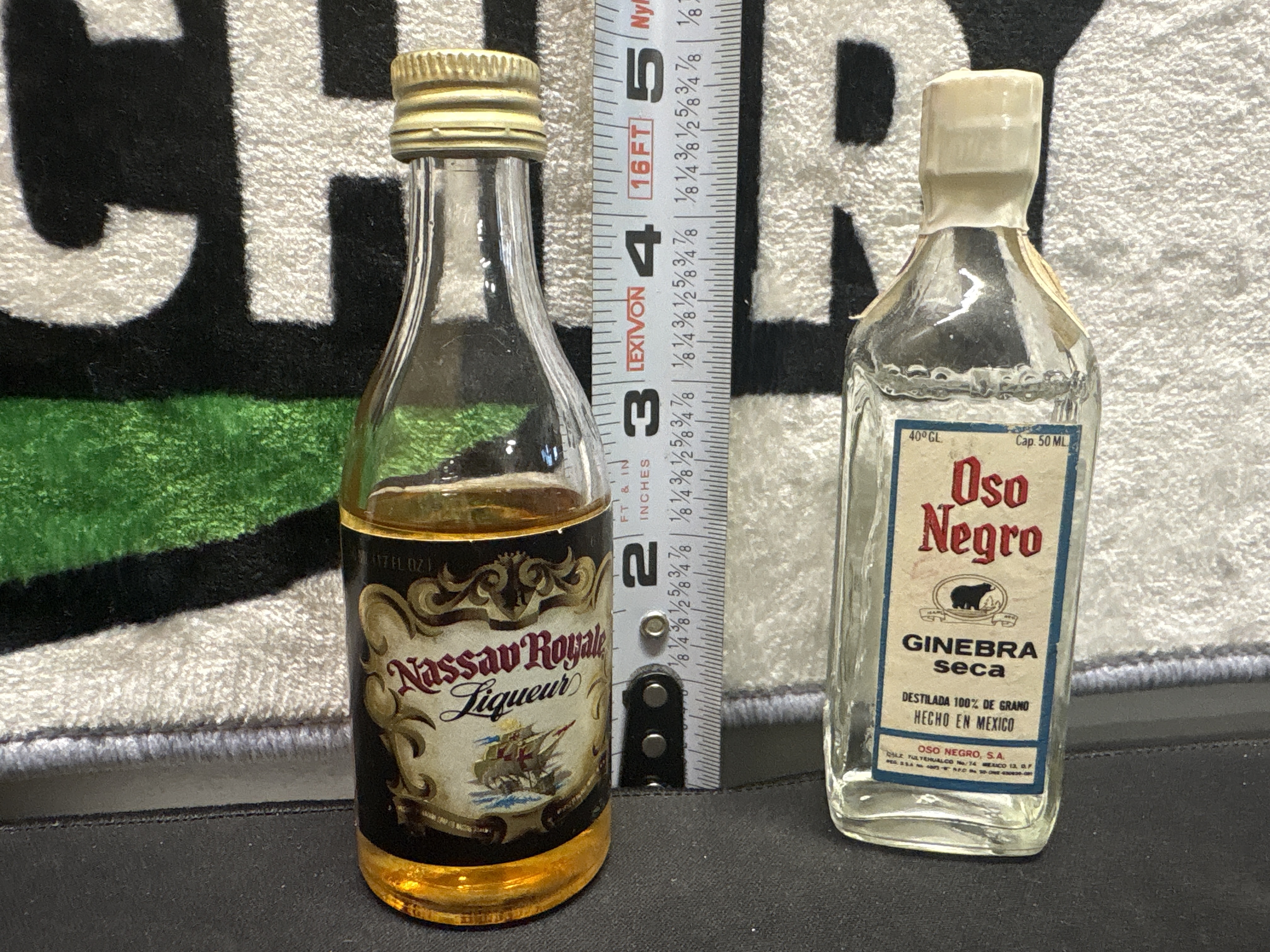 LOT 2026-848 — Ensemble de 2 petites bouteilles de spiritueux vintage, parfaites pour une… — photo 1