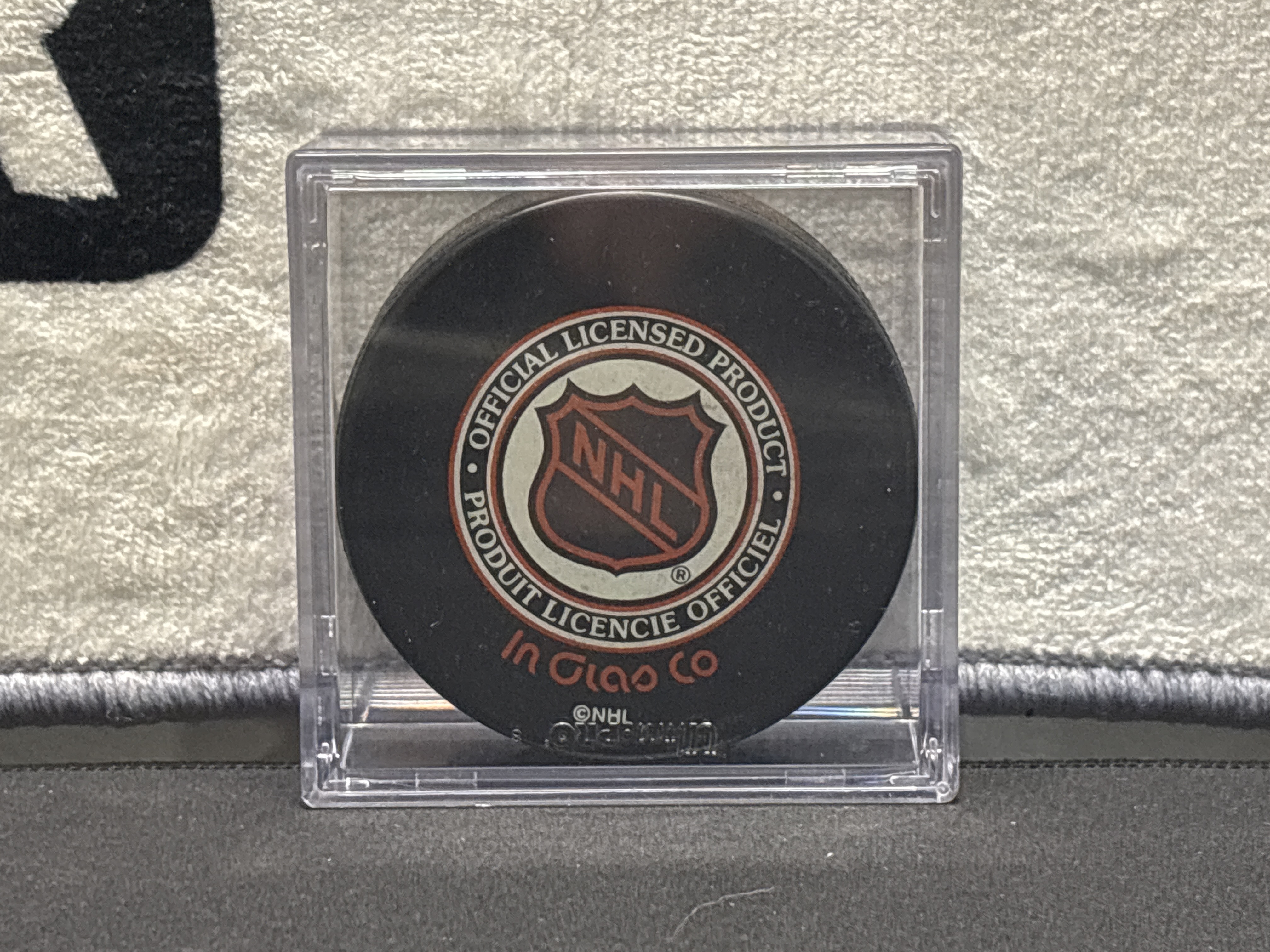 LOT 2026-849 — Rondelle de hockey officielle de la LNH, produite par InGlasCo, commémorant… — photo 2