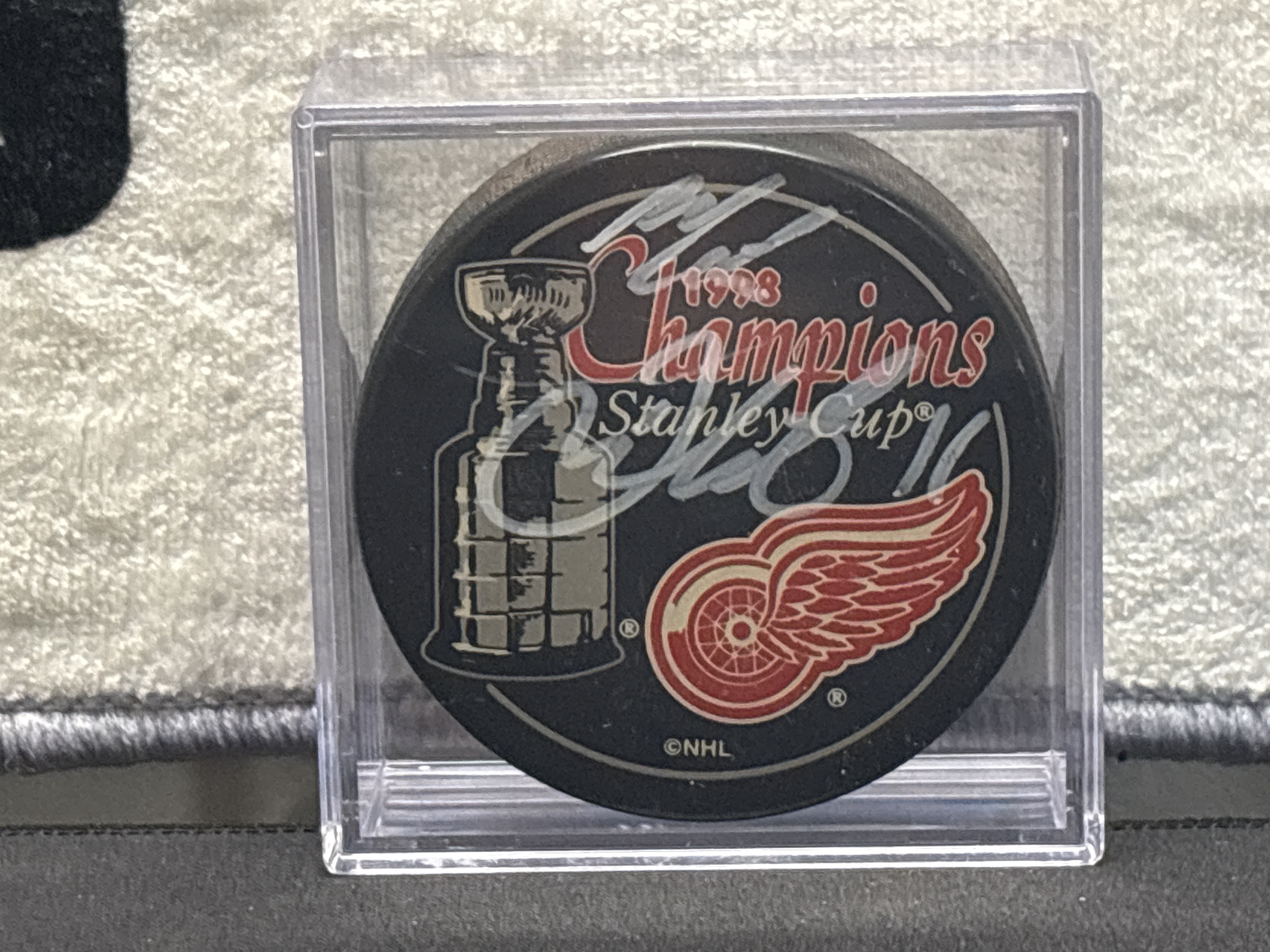 LOT 2026-849 — Rondelle de hockey officielle de la LNH, produite par InGlasCo, commémorant… — photo 3