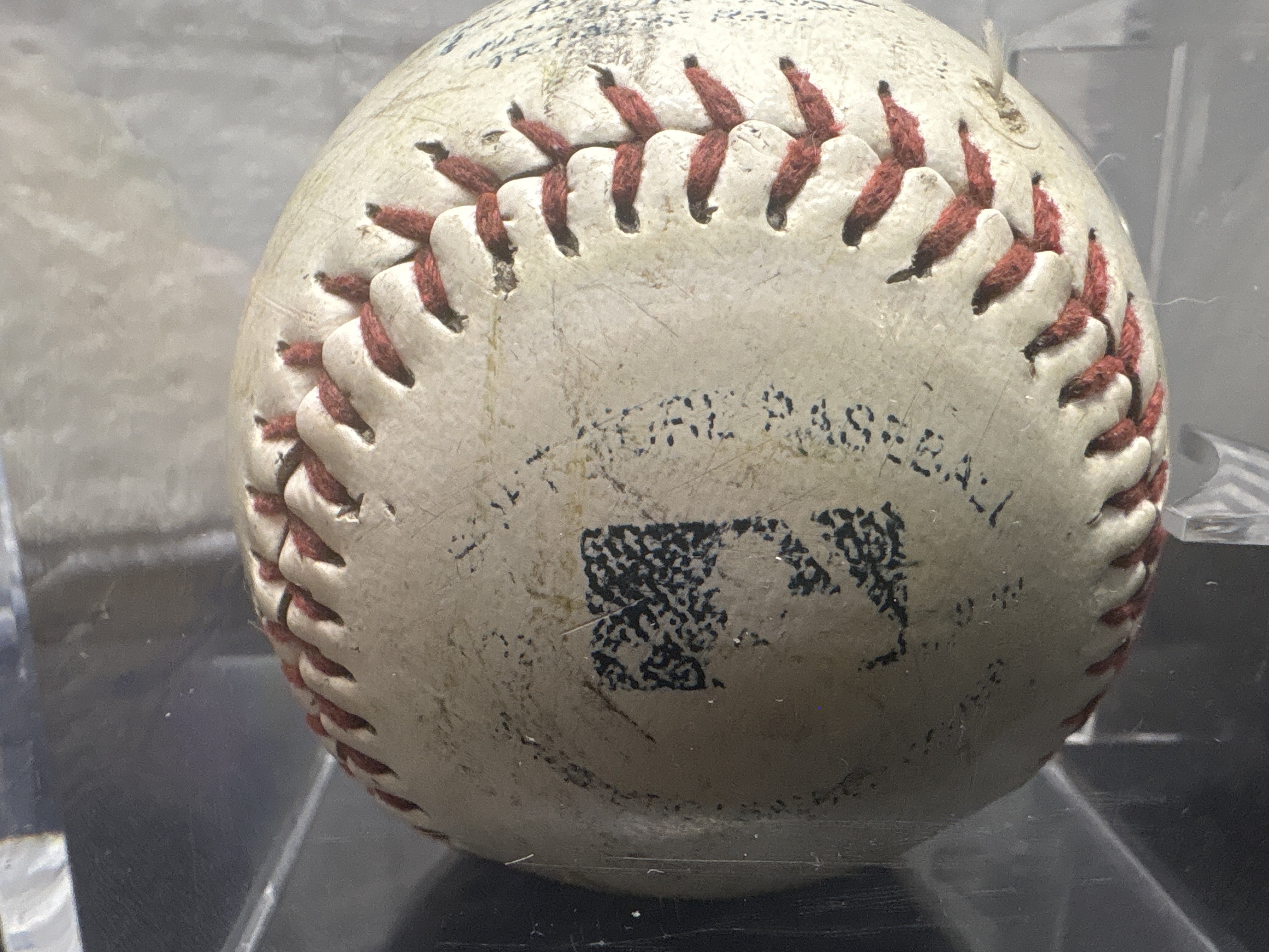 LOT 2026-850 — Balle de baseball autographiée à l’encre bleue par Denis Boucher, ancien… — photo 2