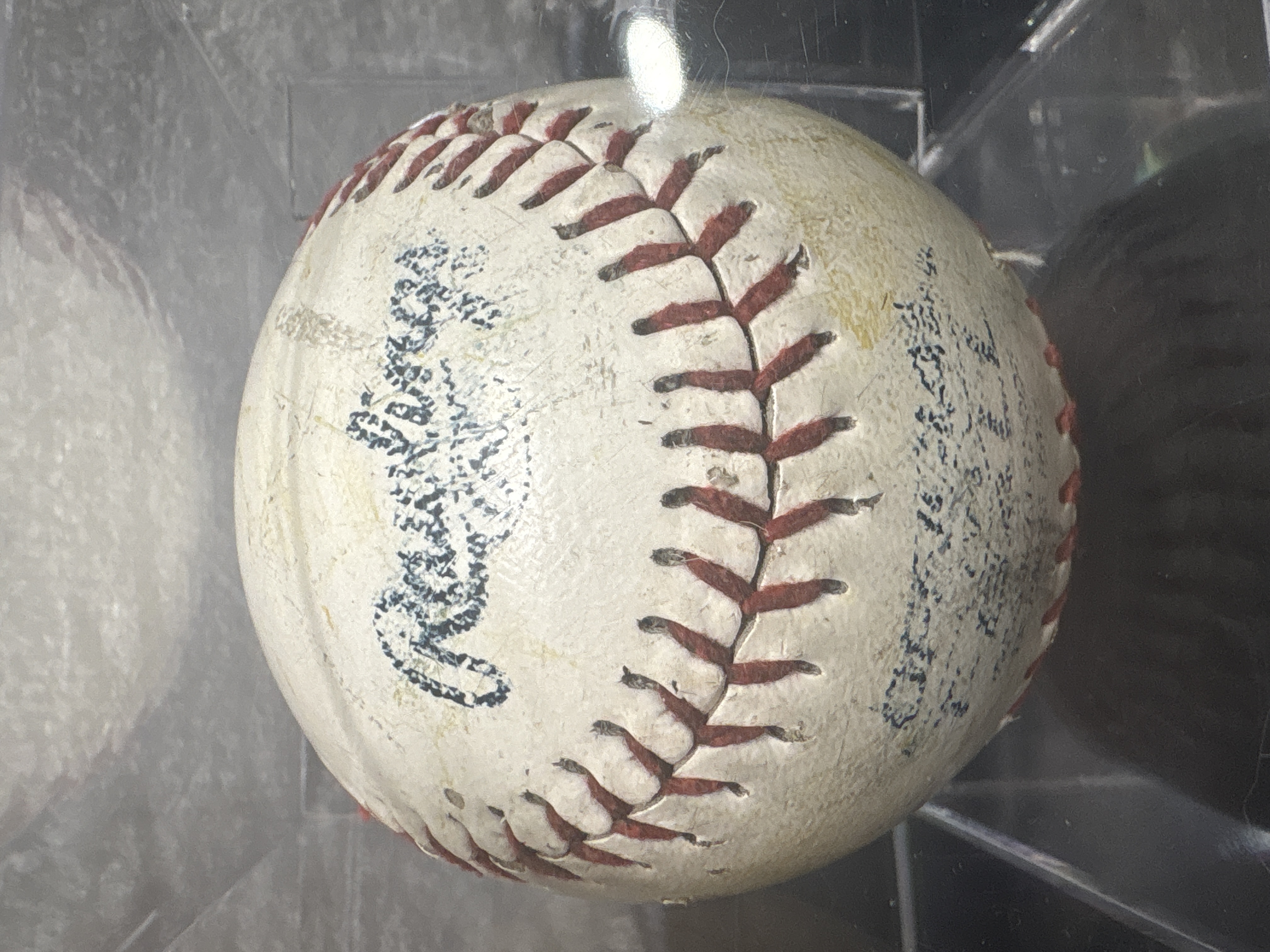 LOT 2026-850 — Balle de baseball autographiée à l’encre bleue par Denis Boucher, ancien… — photo 3