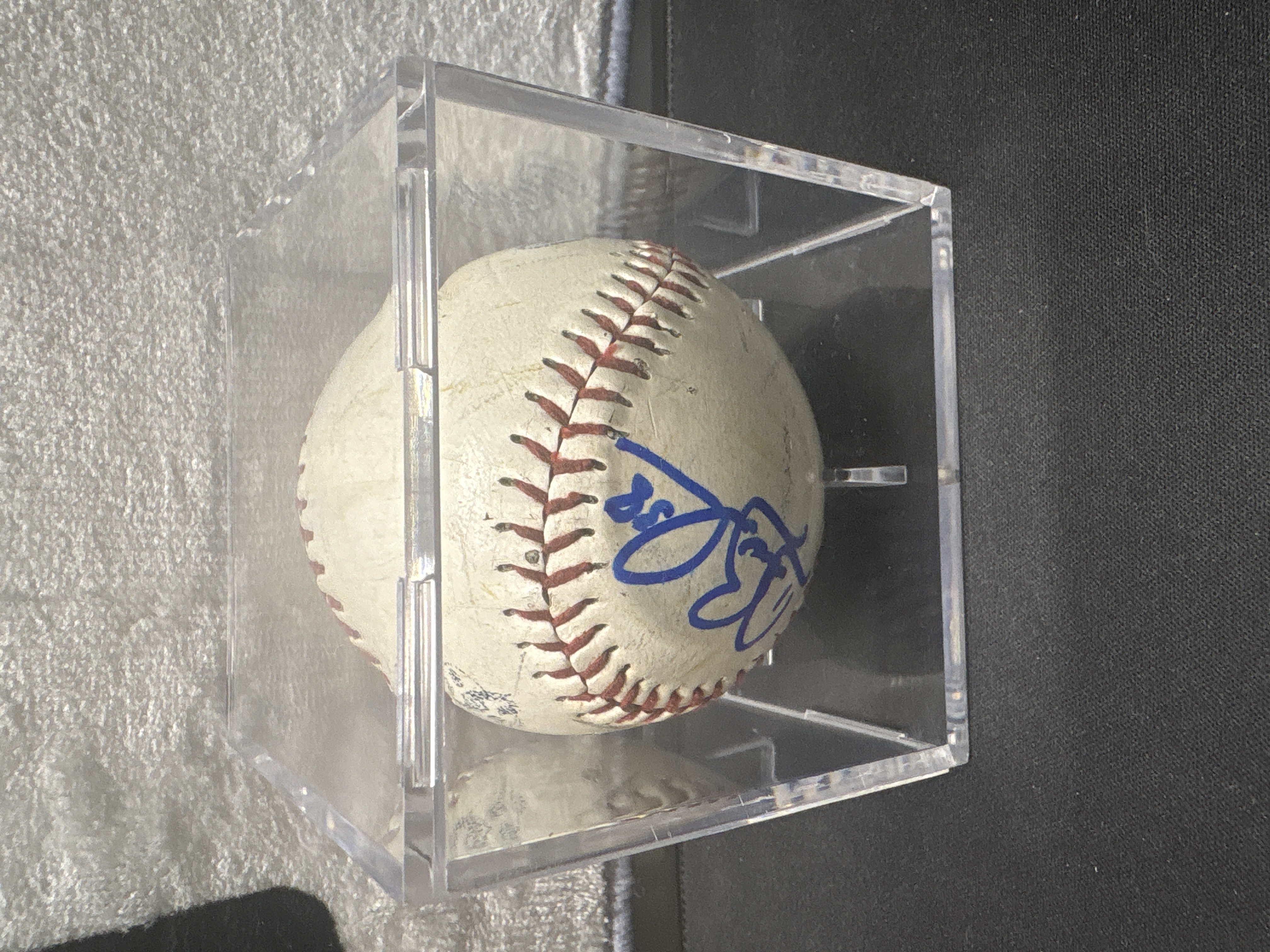 LOT 2026-850 — Balle de baseball autographiée à l’encre bleue par Denis Boucher, ancien… — photo 4