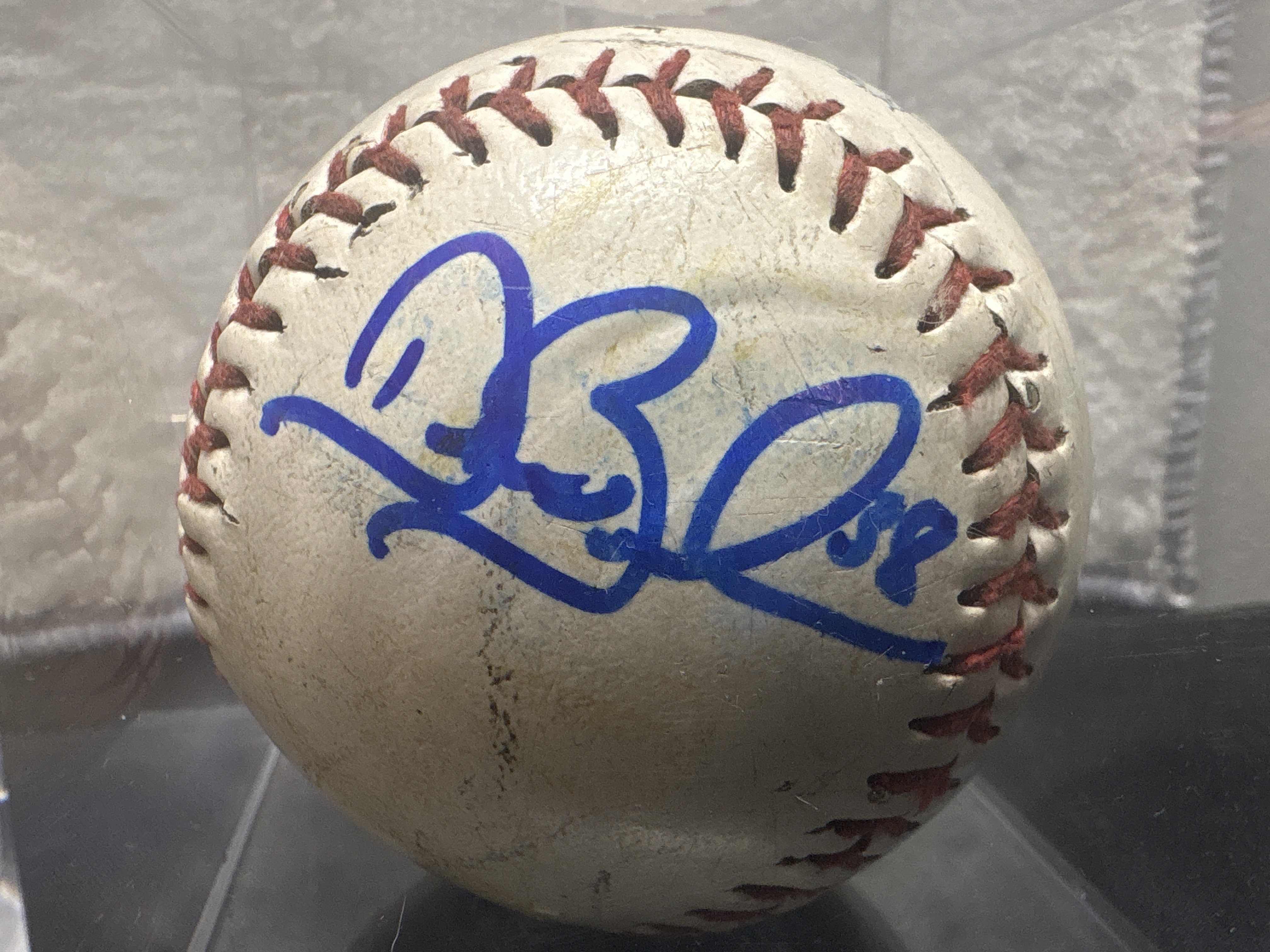 LOT 2026-850 — Balle de baseball autographiée à l’encre bleue par Denis Boucher, ancien… — photo 1