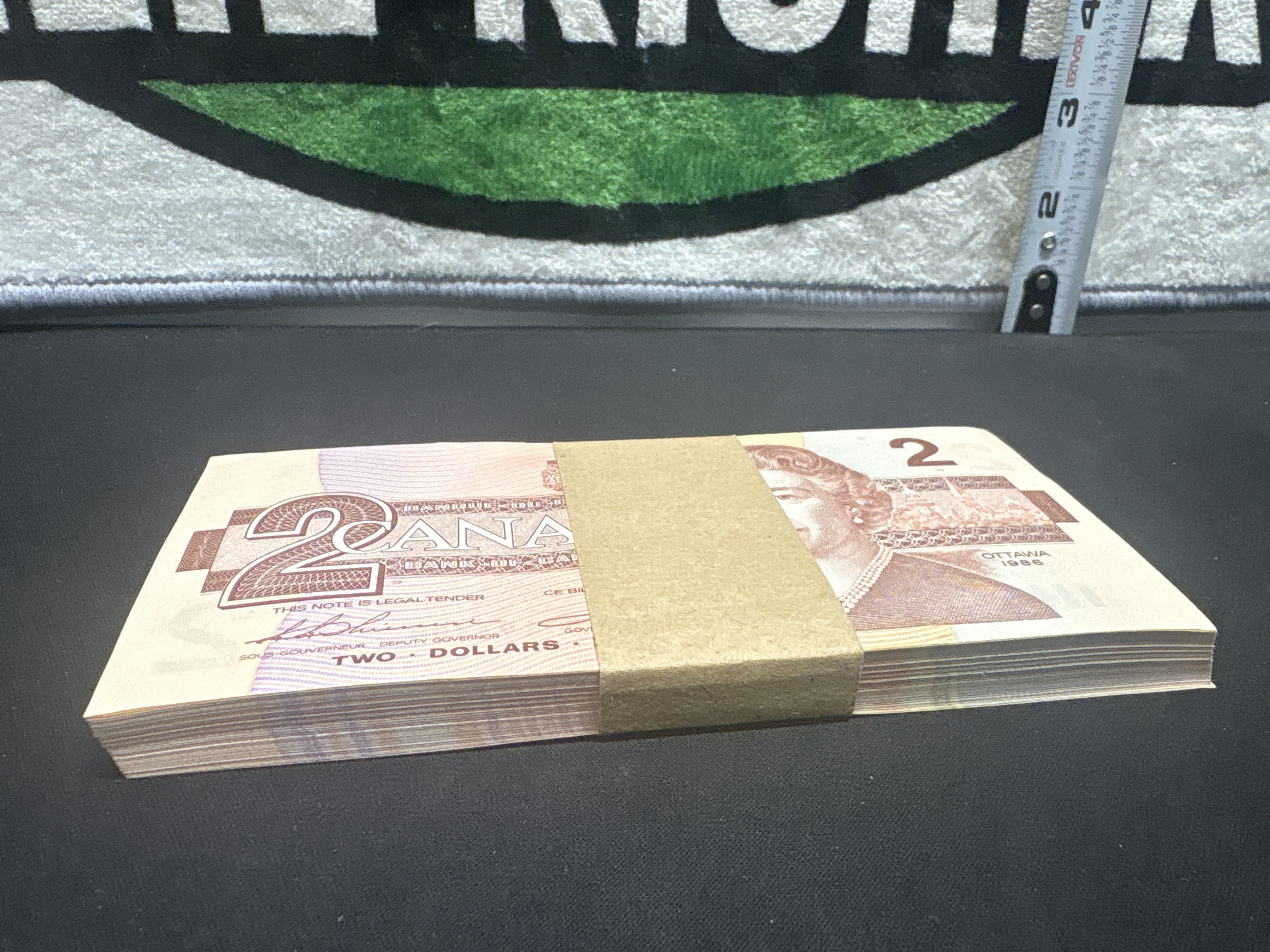 LOT 2026-858 — Ensemble de 100 billets canadiens de 2 $ datés de 1986, émis par la Banque du… — photo 2