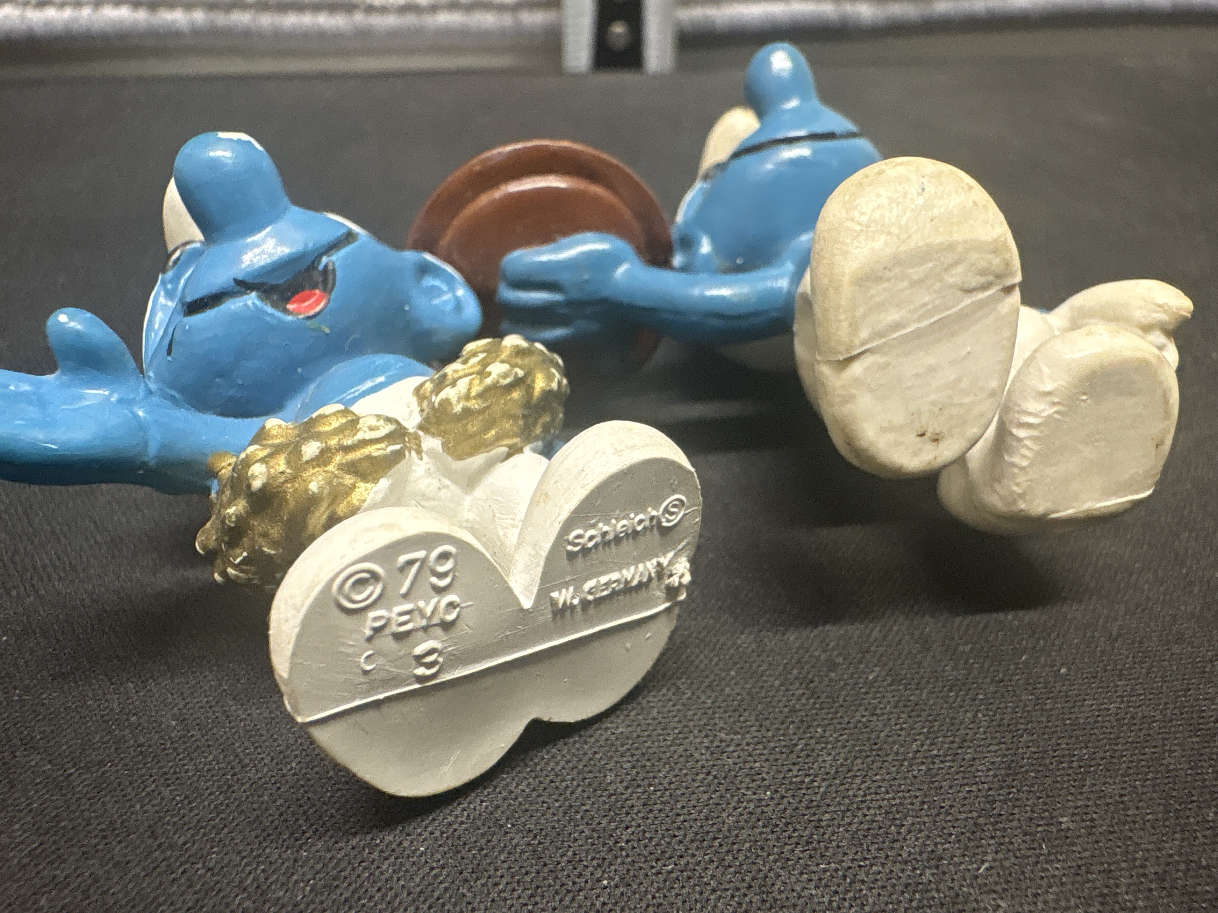 LOT 2026-860 — Ensemble de 2 figurines vintage des Schtroumpfs, en plastique moulé peint, aux… — photo 2