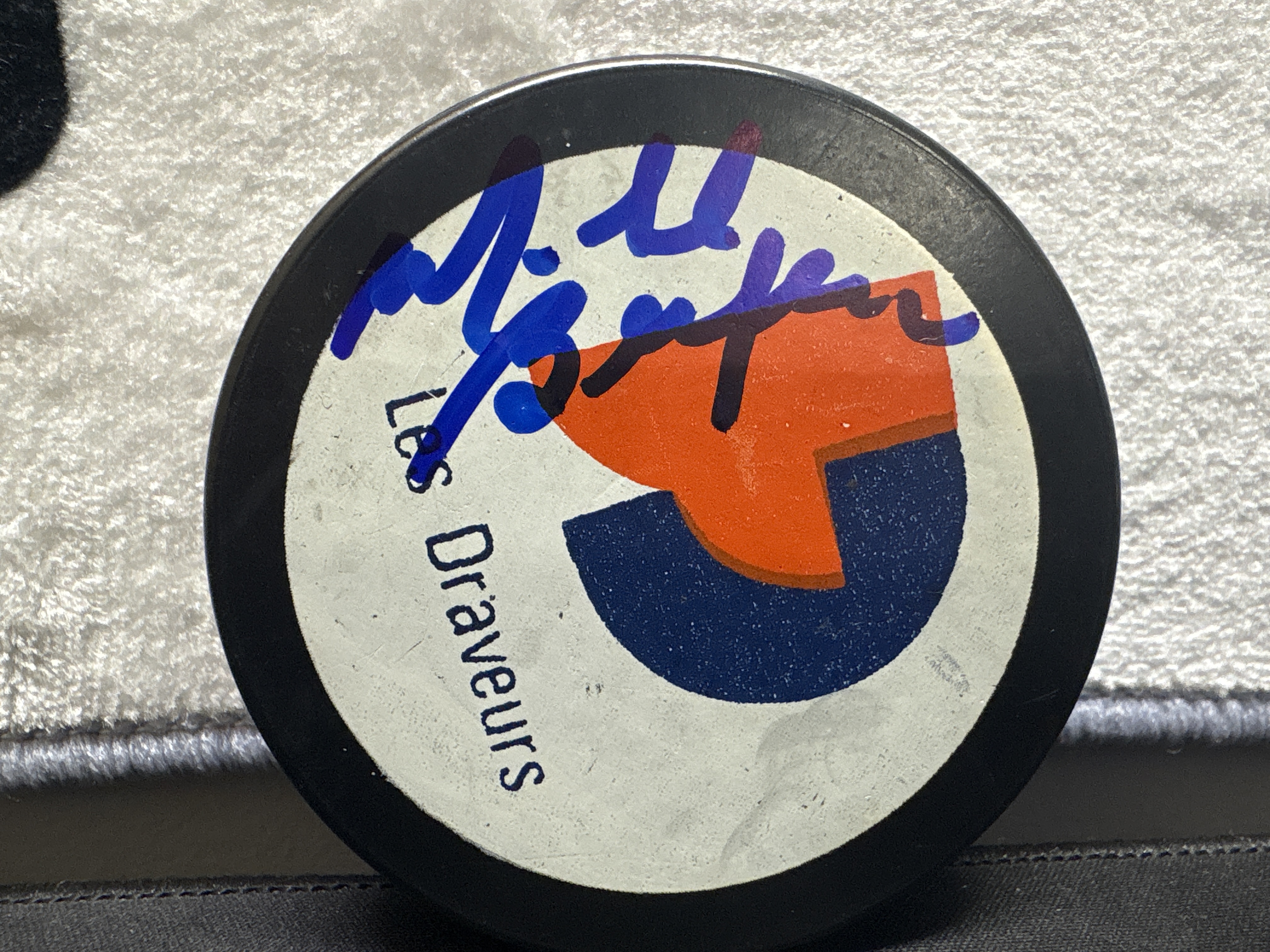 LOT 2026-862 — Rondelle de hockey souvenir des Draveurs de Trois-Rivières, ornée du logo… — photo 1