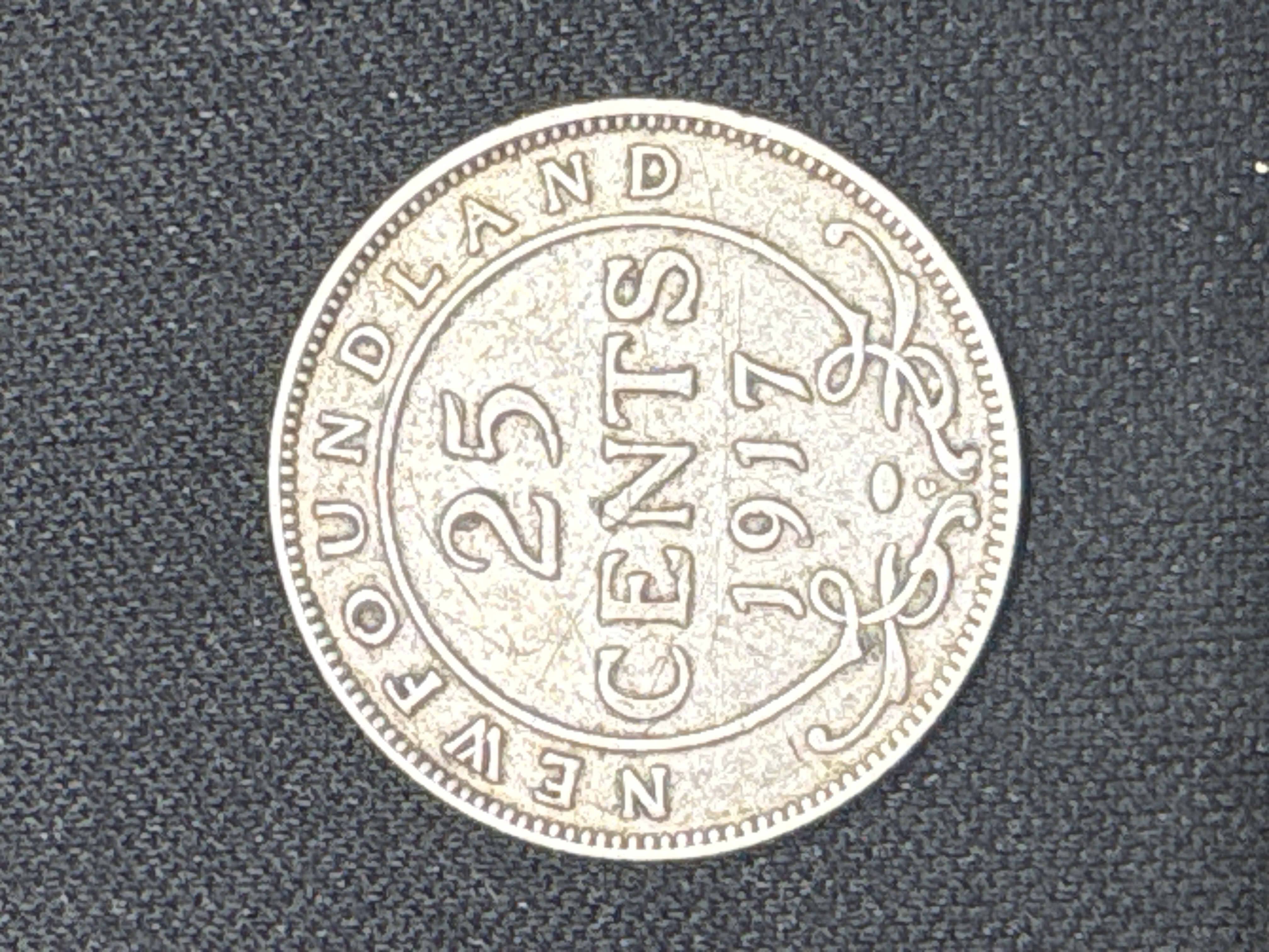 LOT 2026-868 — Belle pièce de monnaie ancienne de 25 cents de Terre-Neuve, datée de 1917 et… — photo 1
