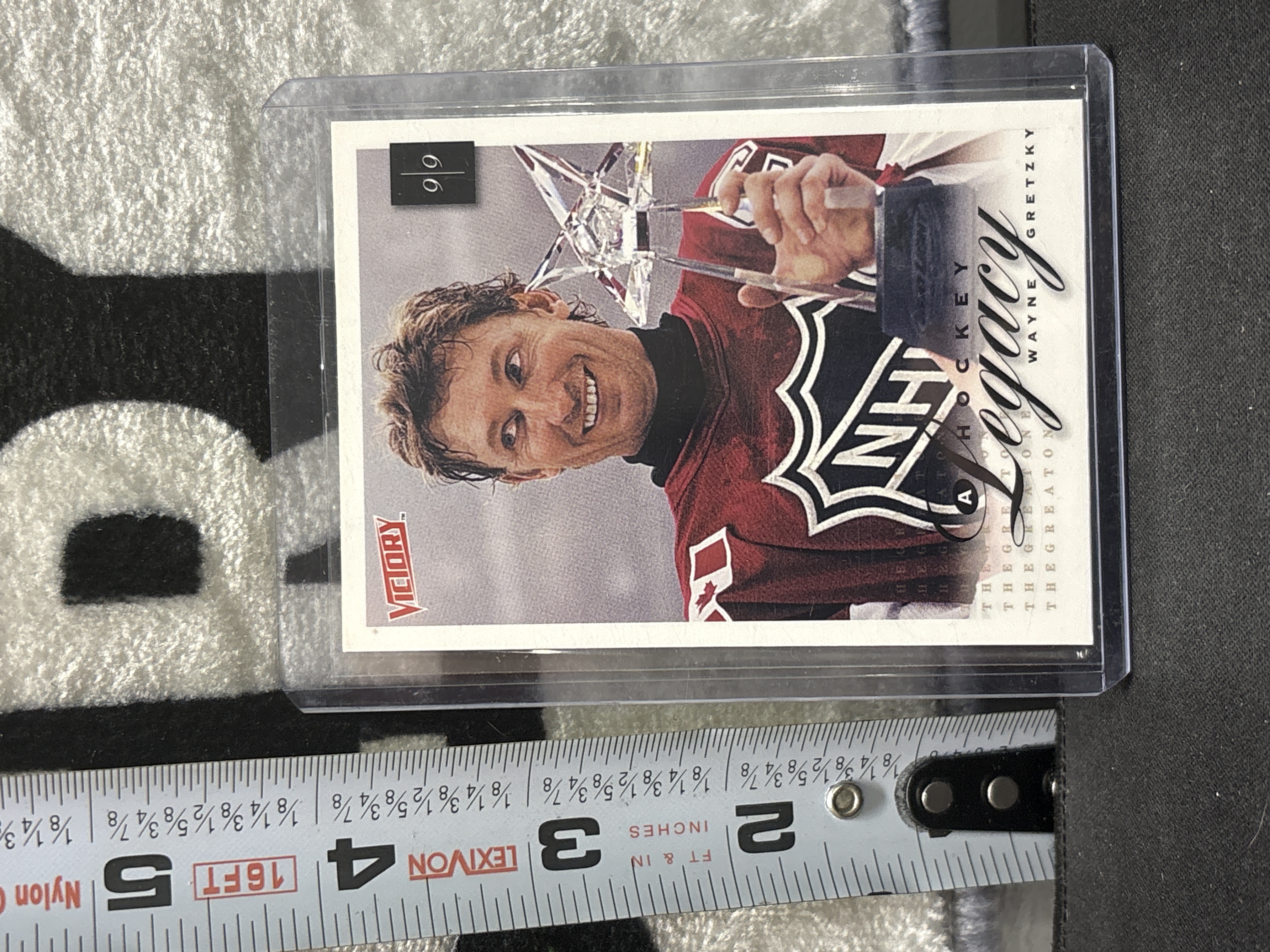 LOT 2026-869 — Carte de collection de hockey Victory mettant en vedette Wayne Gretzky avec… — photo 1