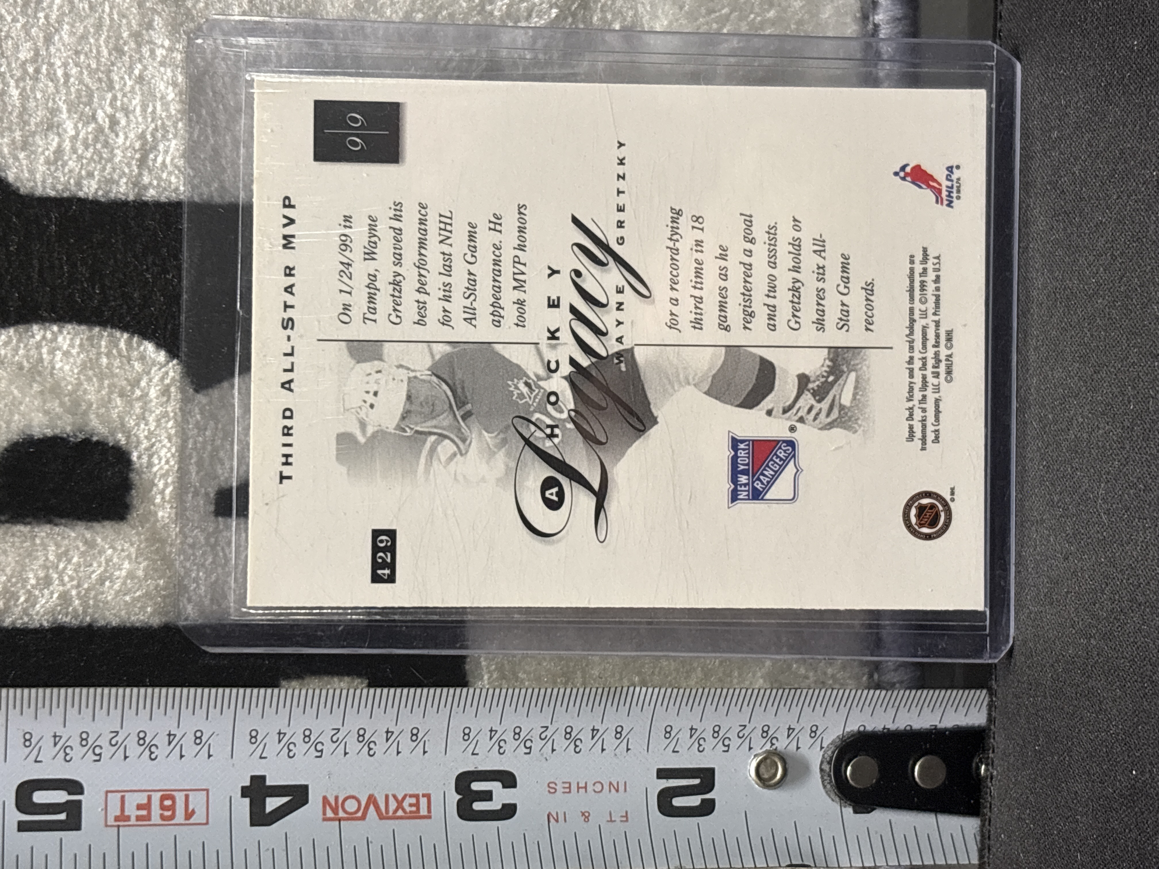 LOT 2026-869 — Carte de collection de hockey Victory mettant en vedette Wayne Gretzky avec… — photo 2