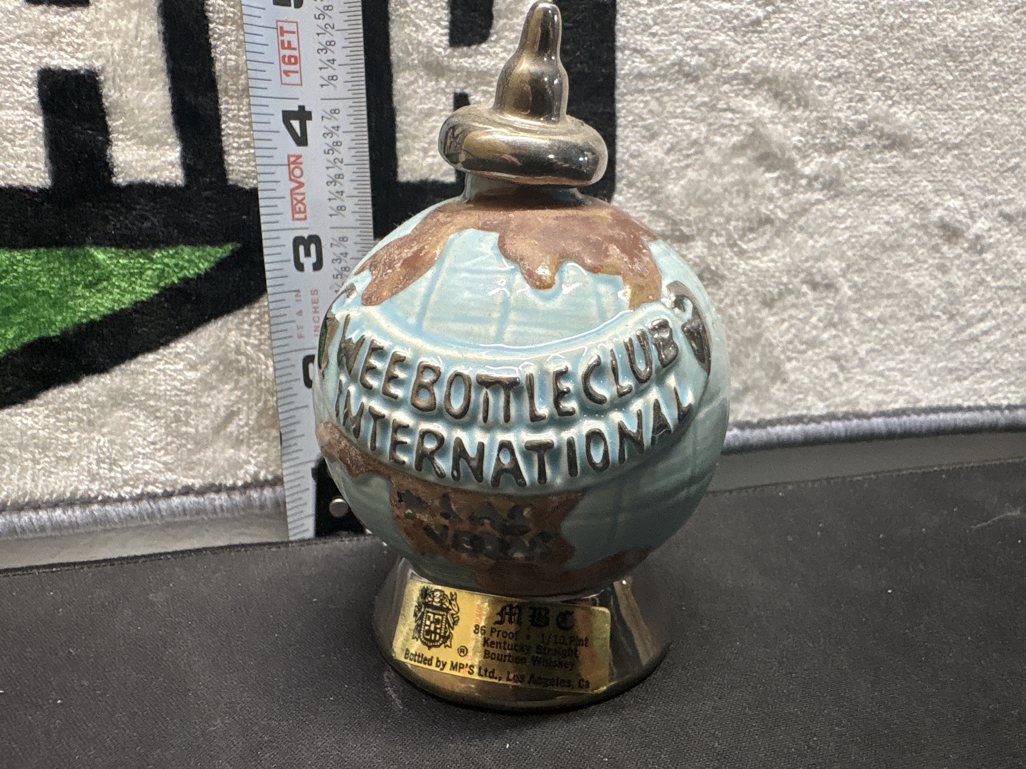 LOT 2026-875 — Bouteille décorative d’alcool Kentucky Club International, en céramique… — photo 1