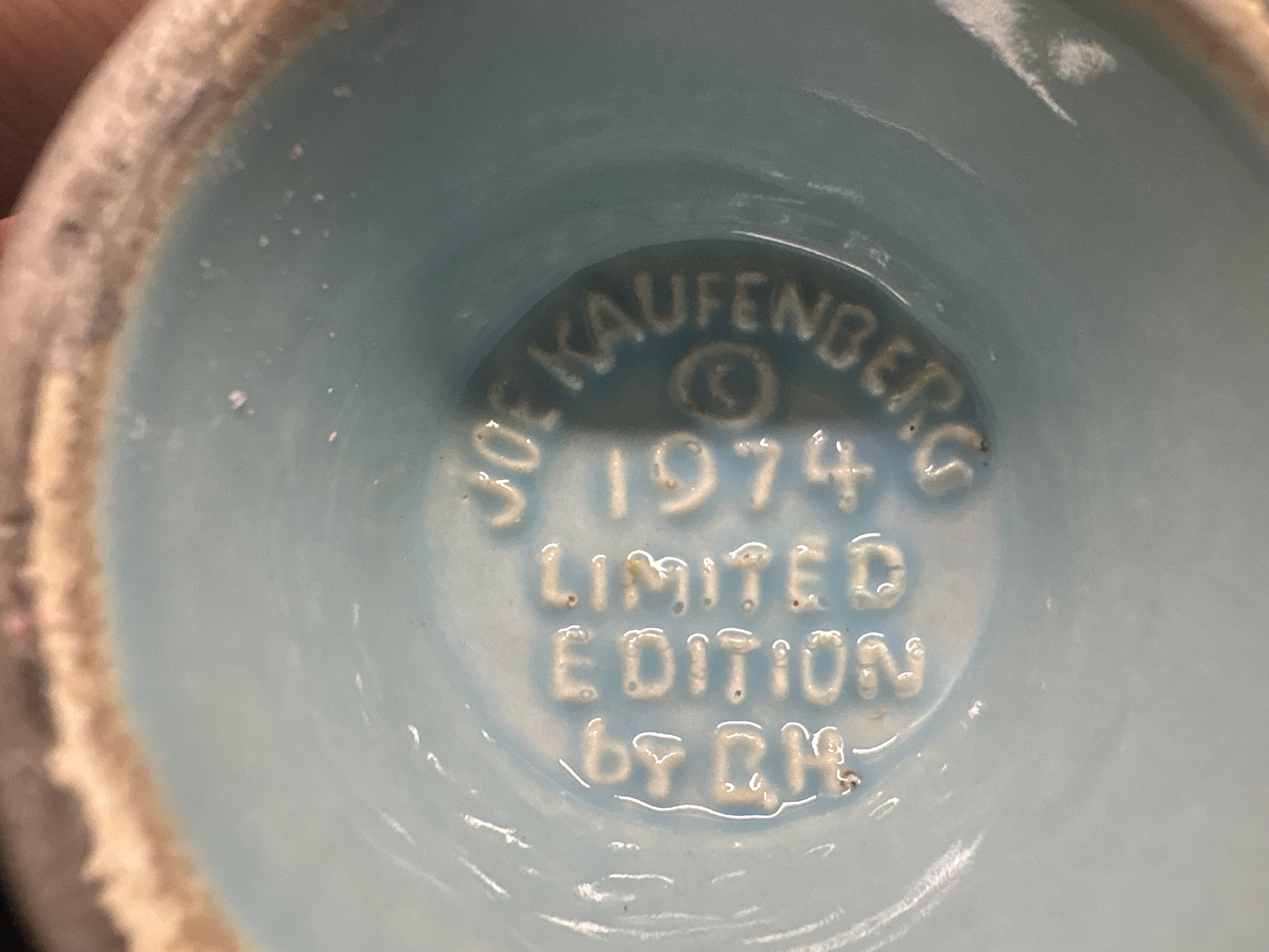 LOT 2026-875 — Bouteille décorative d’alcool Kentucky Club International, en céramique… — photo 3