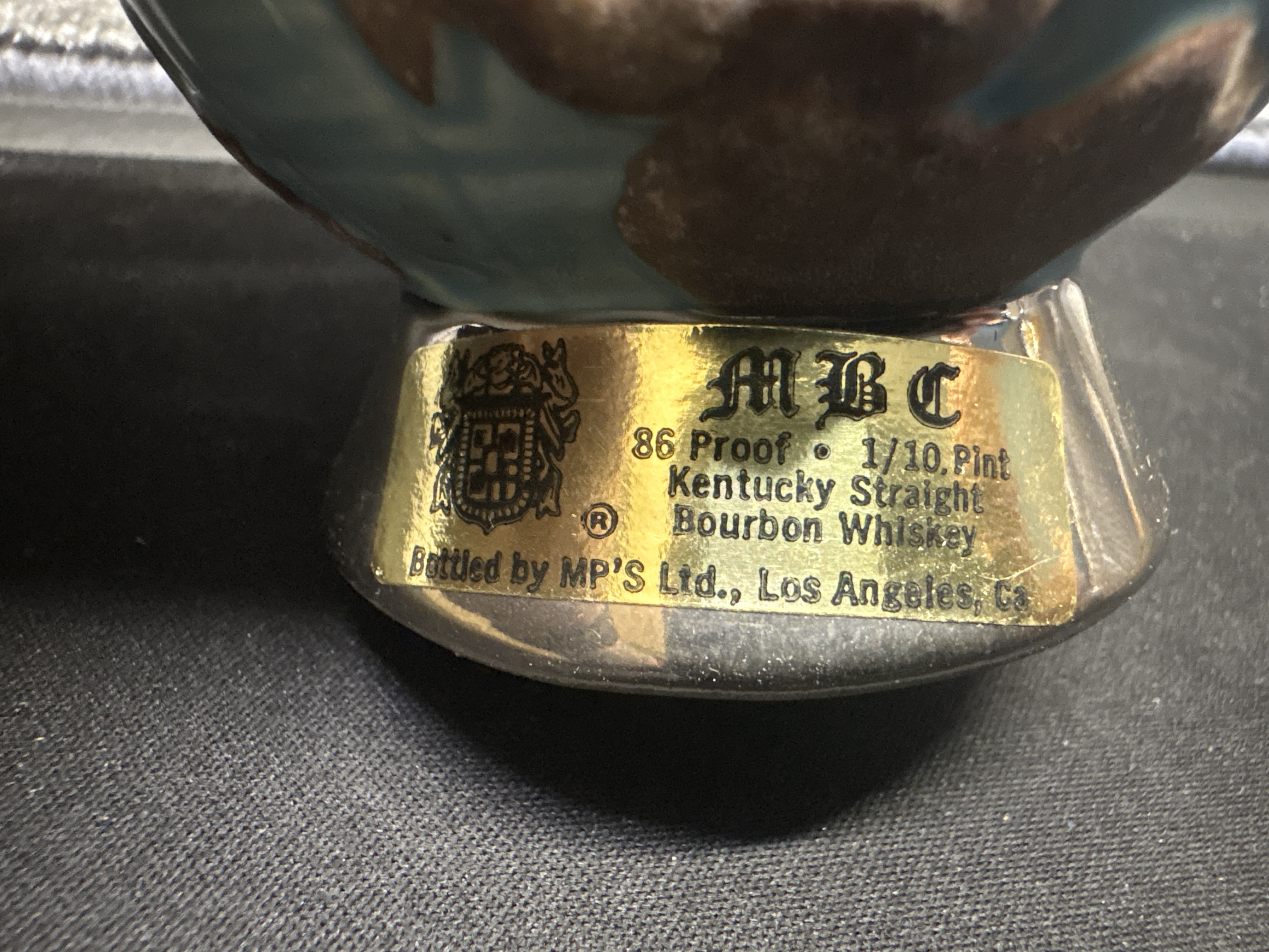 LOT 2026-875 — Bouteille décorative d’alcool Kentucky Club International, en céramique… — photo 2
